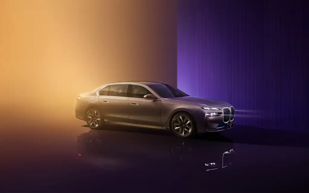 BMW i7 электрический люксовый седан сбоку — обои на рабочий стол и телефон
