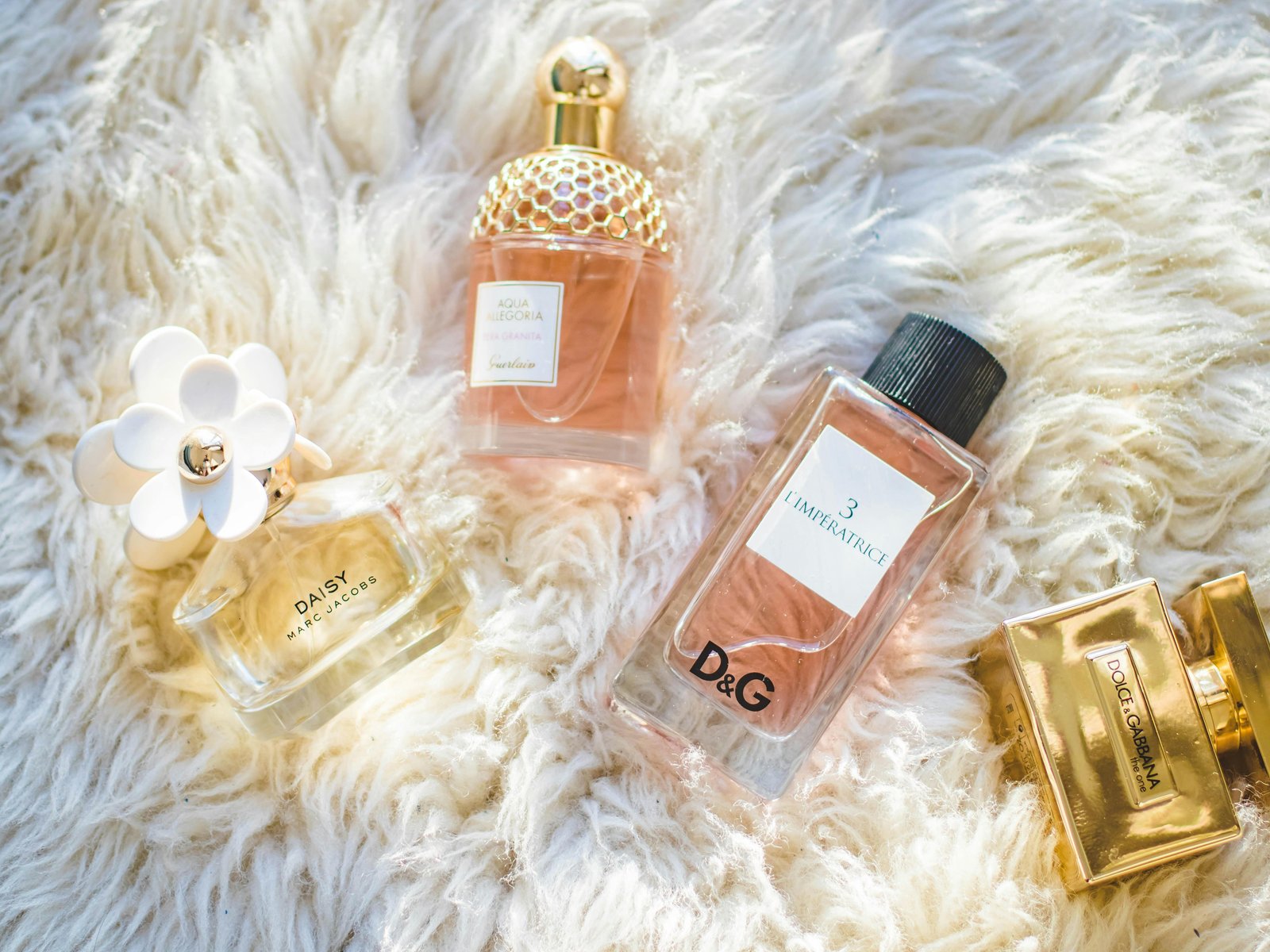Luxury perfume bottles Guerlain, D&G - UXGA wallpapers in 1600x1200 resolution