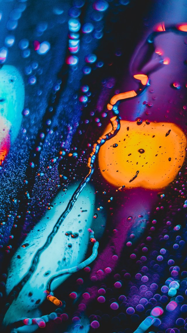 Капли дождя на стекле с неоном - Обои для iPhone 5/5S/5C/SE в разрешении 640x1136