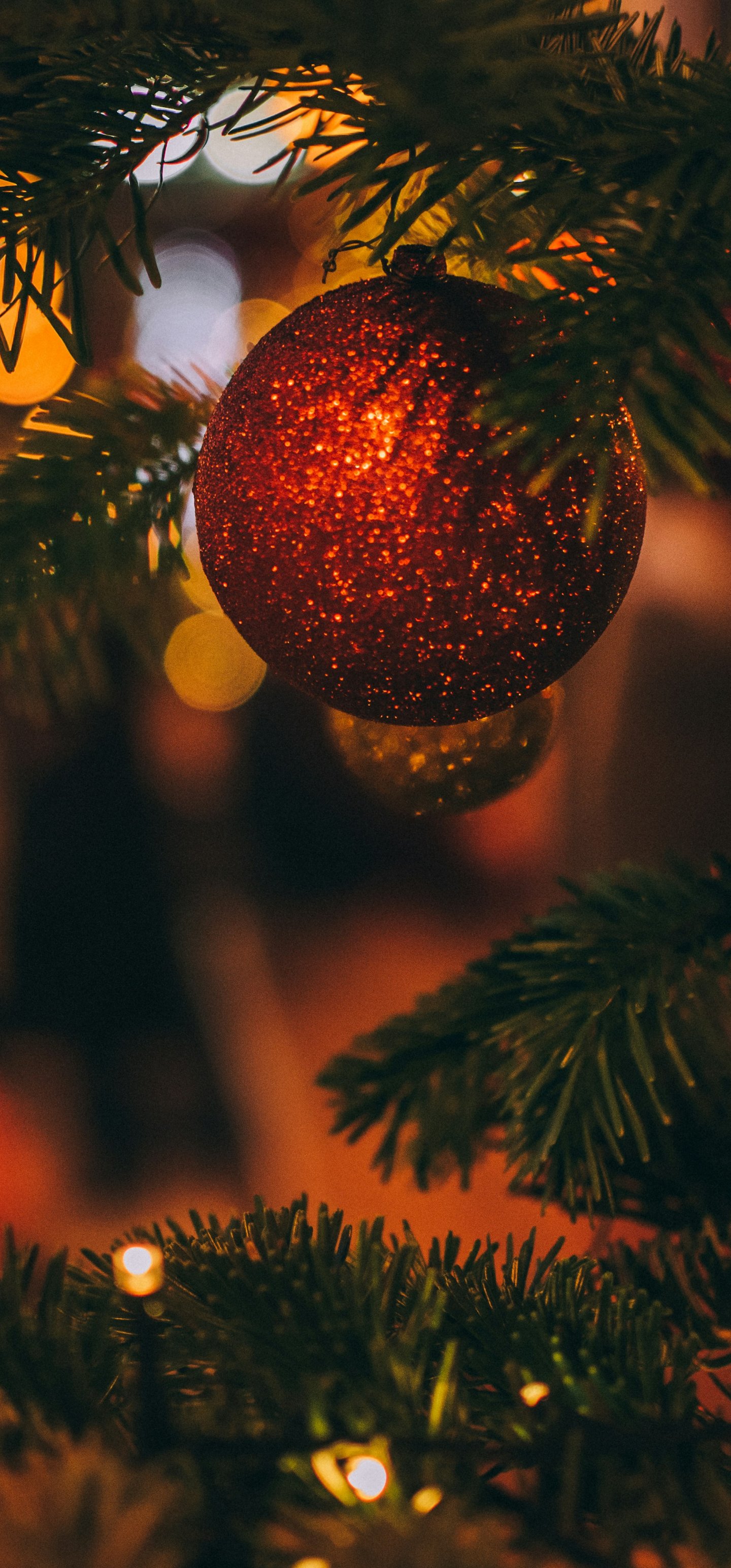 Red ball on the Christmas tree - Wallpapers for Samsung Galaxy S22 Ultra/S23 Ultra in 1440x3088 resolution