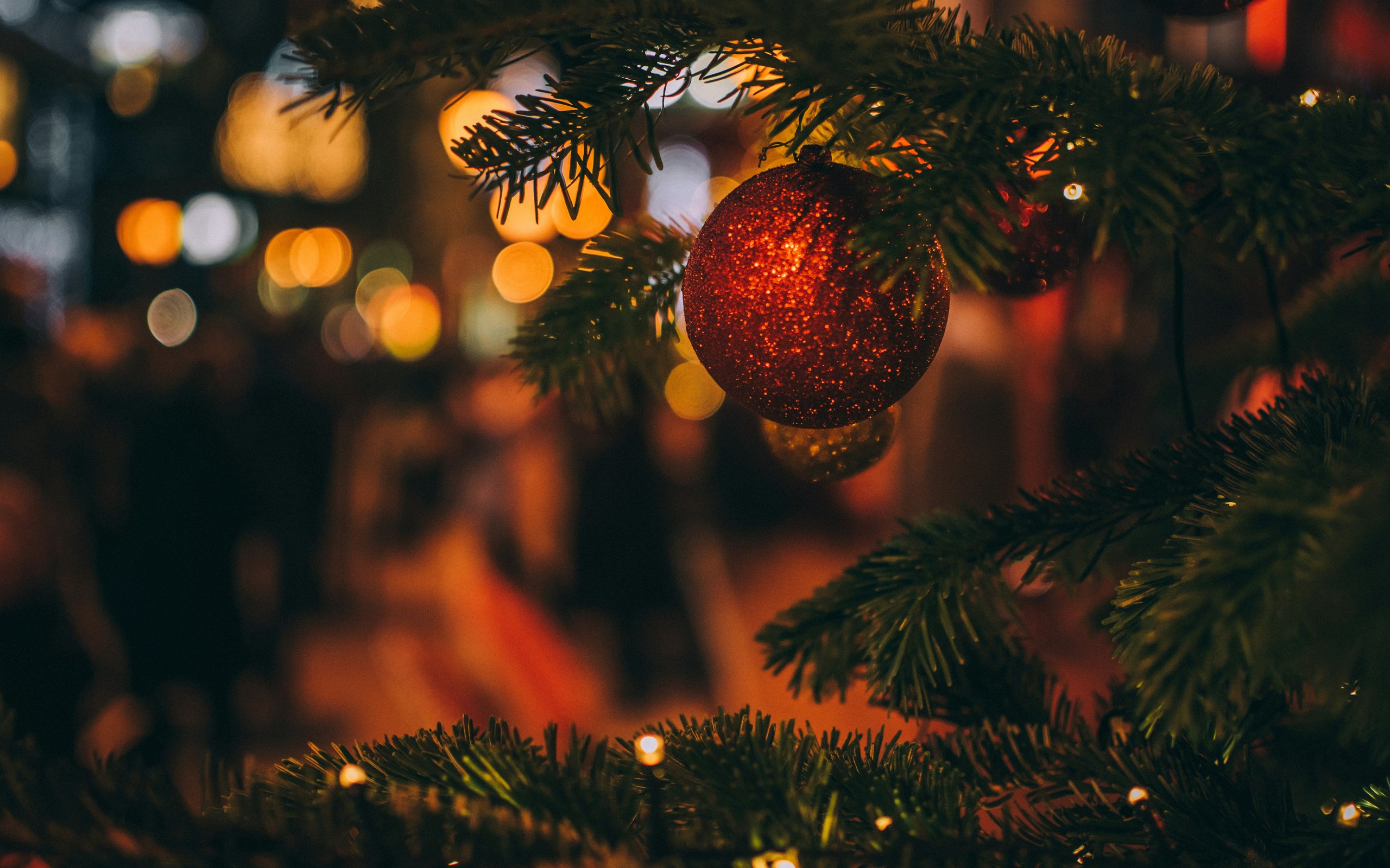 Red ball on the Christmas tree - WQXGA and for Apple MacBook Air 13 wallpapers in 2560x1600 resolution