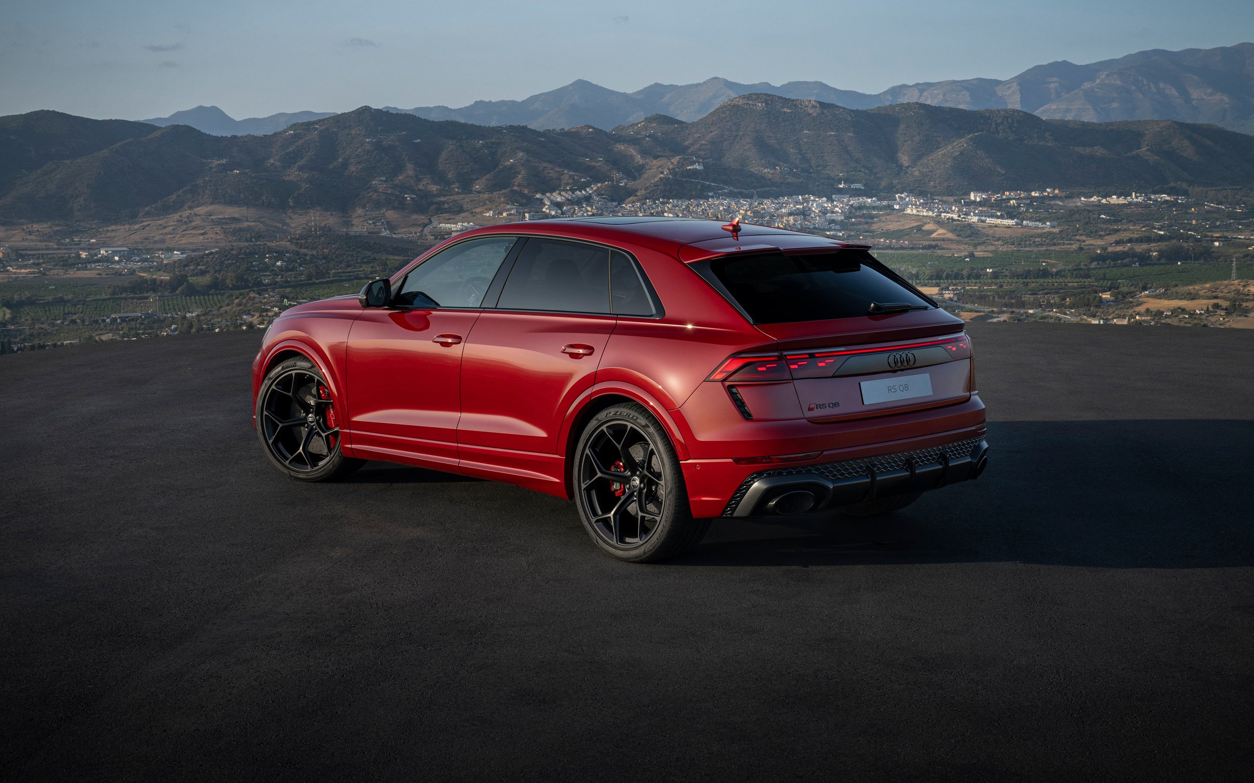 Audi RS Q8 Performance вид сзади - WQXGA широкоформатные и для Apple MacBook Air 13 обои в разрешении 2560x1600