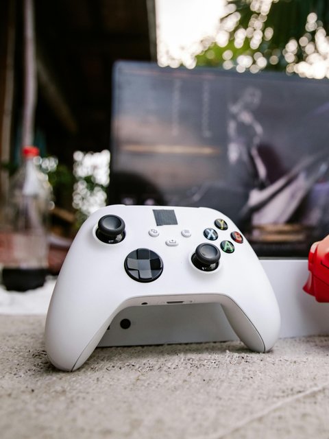Xbox One Controllers - Wallpapers for HTC/BlackBerry in 480x640 resolution