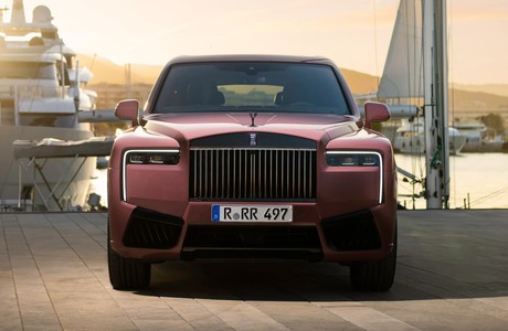 Роскошный момент с автомобилем Rolls-Royce