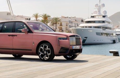 Роскошный автомобиль Rolls-Royce Cullinan 2024 у маяка