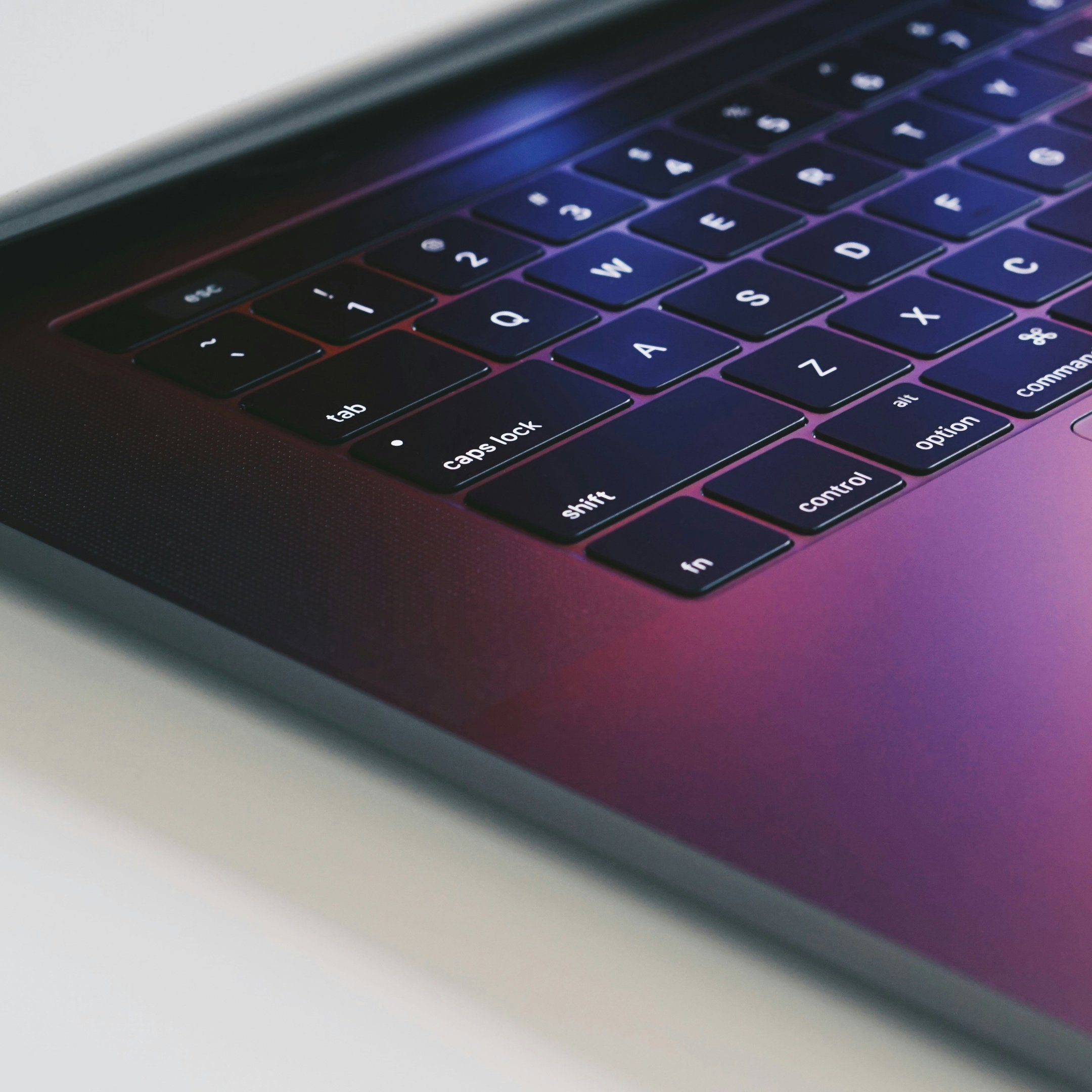 MacBook в цвете полуночный черный - Обои для iPad 10.2″ в разрешении 2160x2160