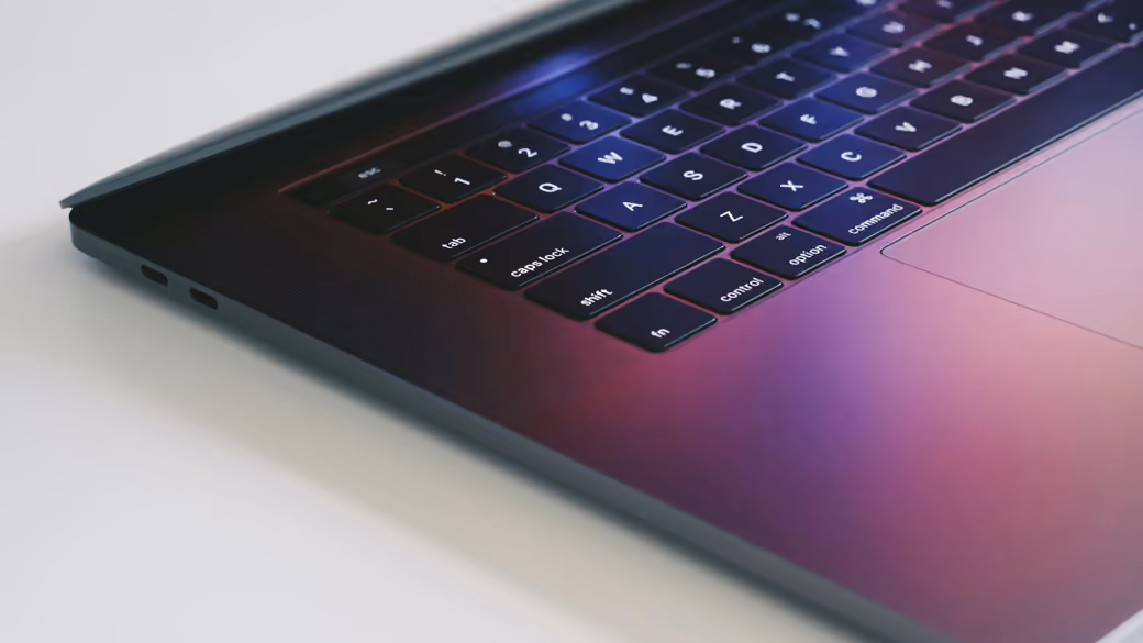 MacBook в цвете полуночный черный - Обои для Samsung, HTC, Sony в разрешении 540x960