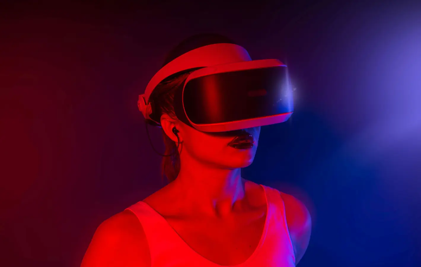 Woman exploring virtual reality — desktop and phone wallpaper, free download