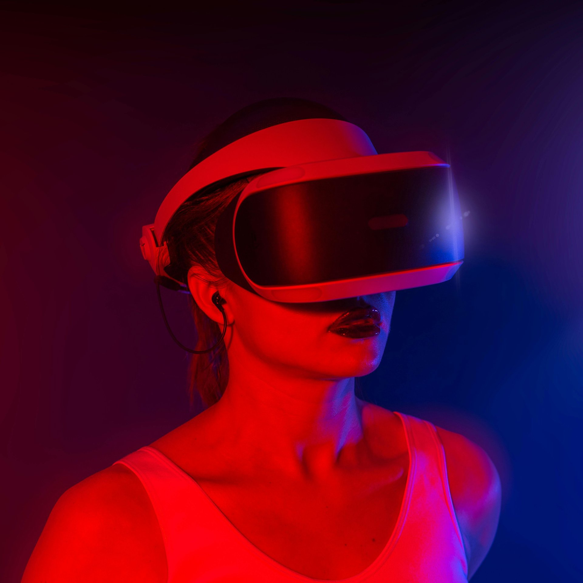 Woman exploring virtual reality - Wallpapers for Samsung Galaxy Tab in 1920x1920 resolution