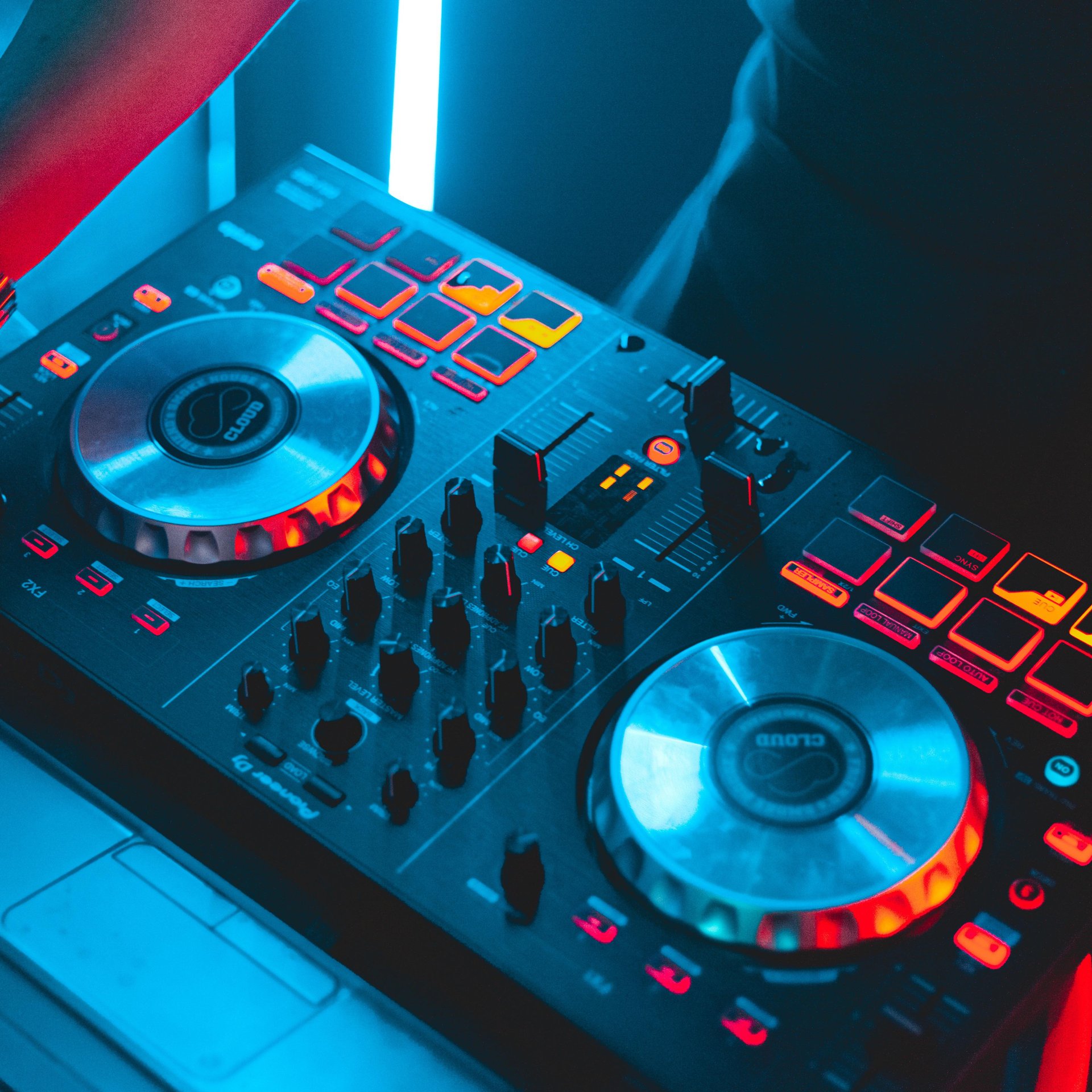 Современный DJ-контроллер - Обои для Samsung Galaxy Tab в разрешении 1920x1920