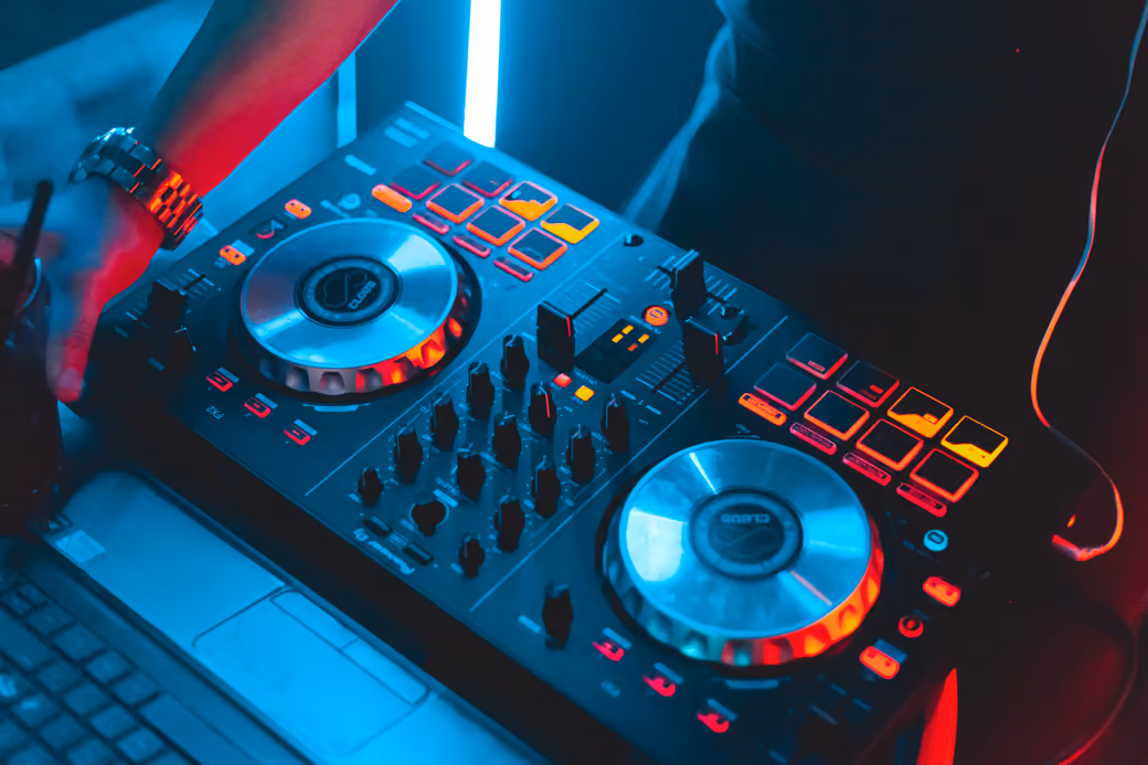 Современный DJ-контроллер - Обои для Samsung Galaxy S22 Ultra/S23 Ultra в разрешении 1440x3088