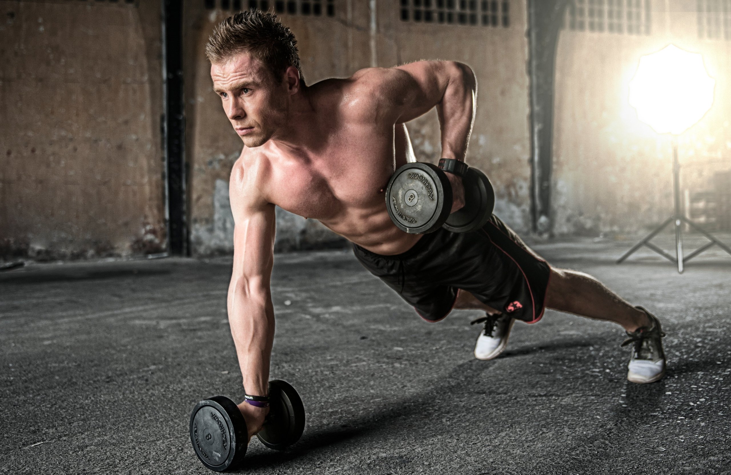 Man does push-ups with dumbbells - Wallpapers for Apple MacBook Air 13 M2″ in 2560x1664 resolution