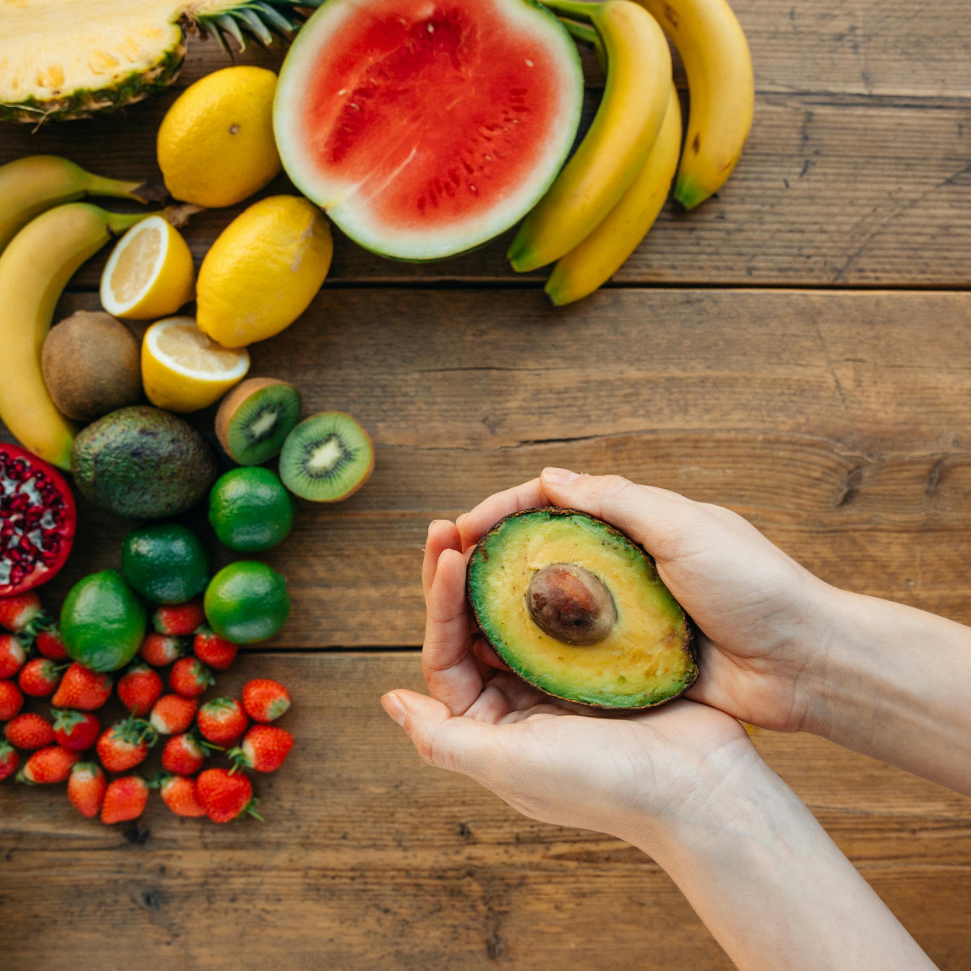 Hands holding fresh avocado half - Wallpapers for Samsung/Xiaomi in 2000x2000 resolution