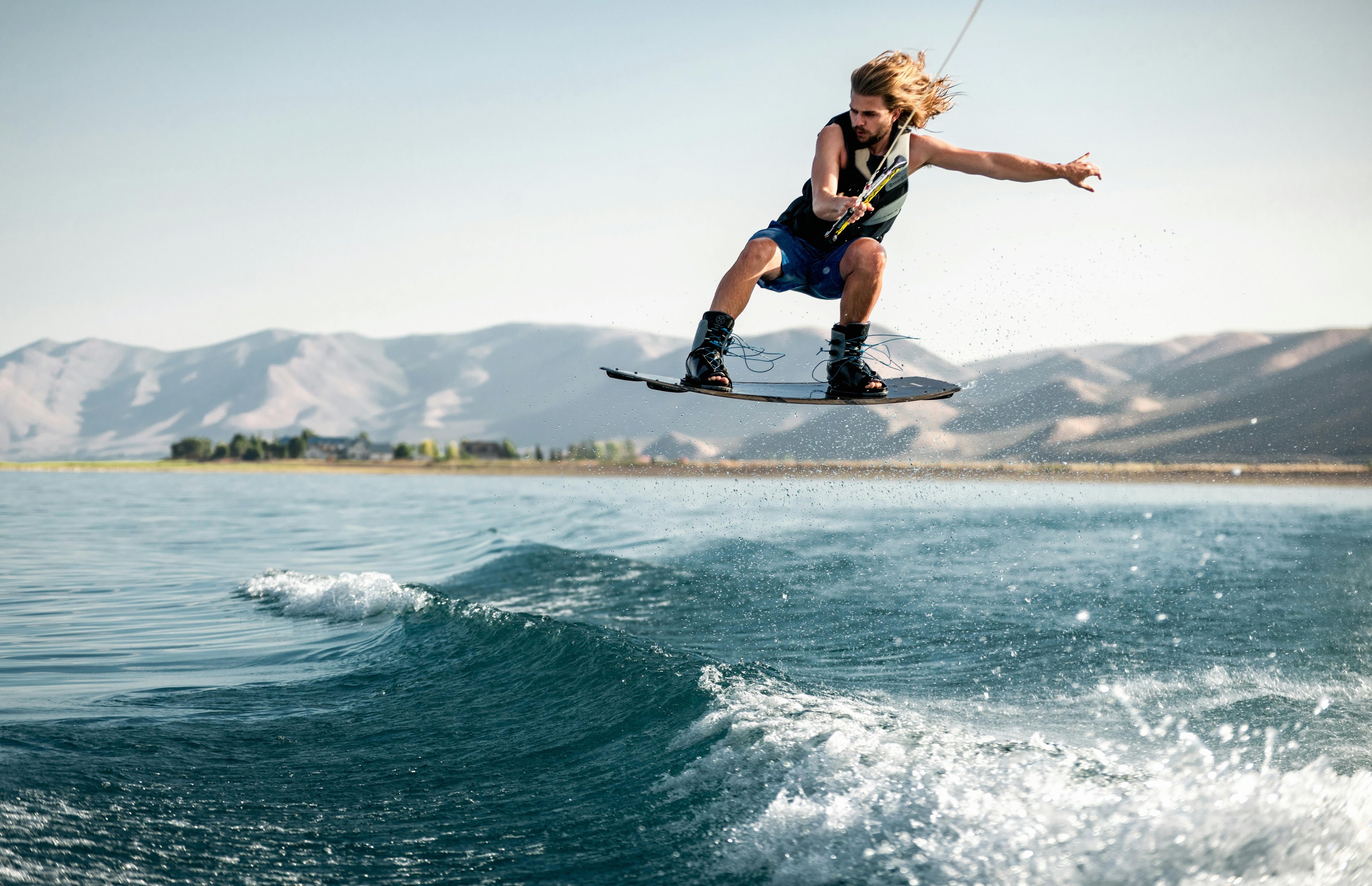 Wakeboarder jumping over waves - Wallpapers for Apple MacBook 16.2″ in 3456x2234 resolution