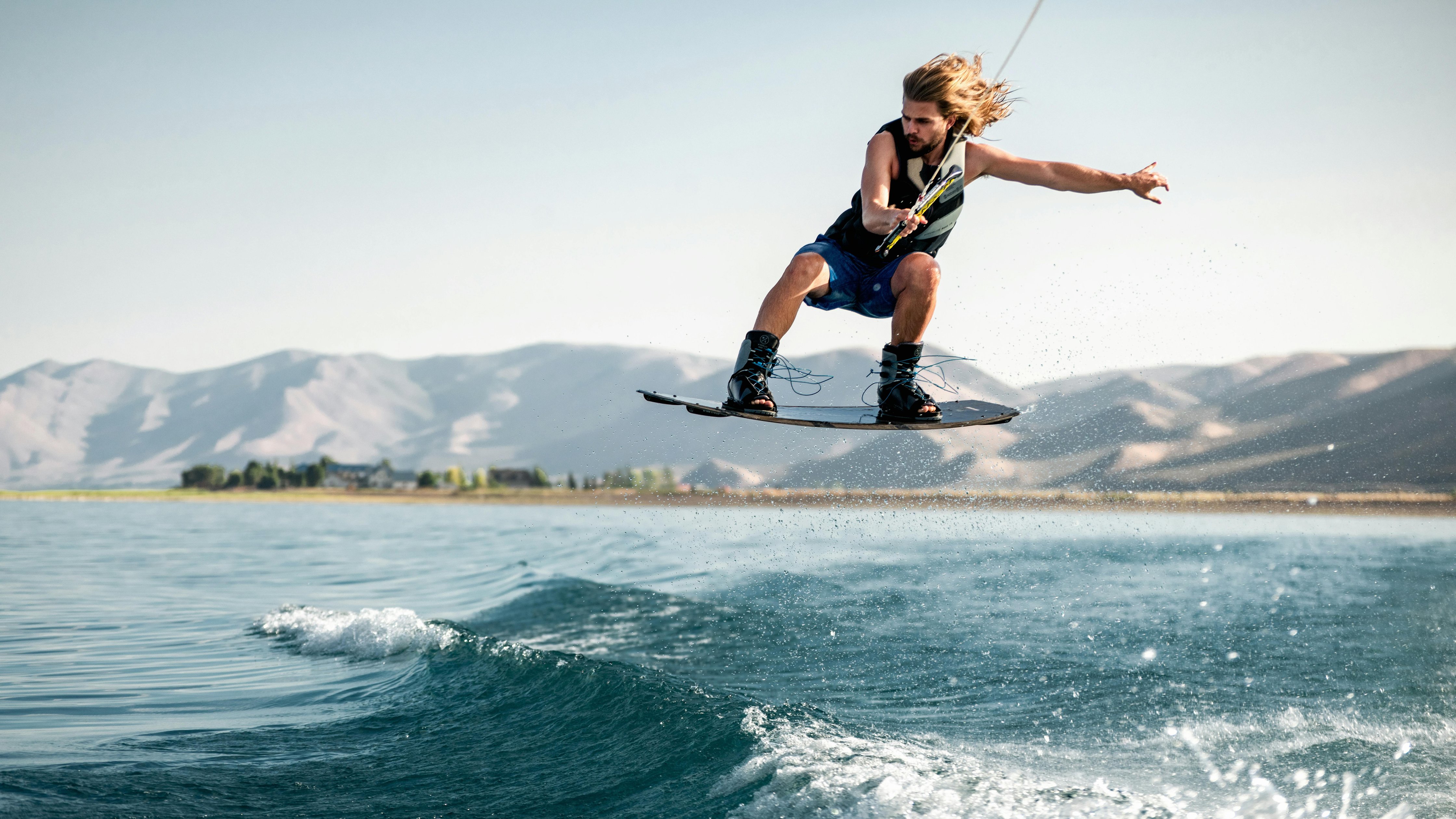 Wakeboarder jumping over waves - Wallpapers for Apple iMac 24″ in 4480x2520 resolution