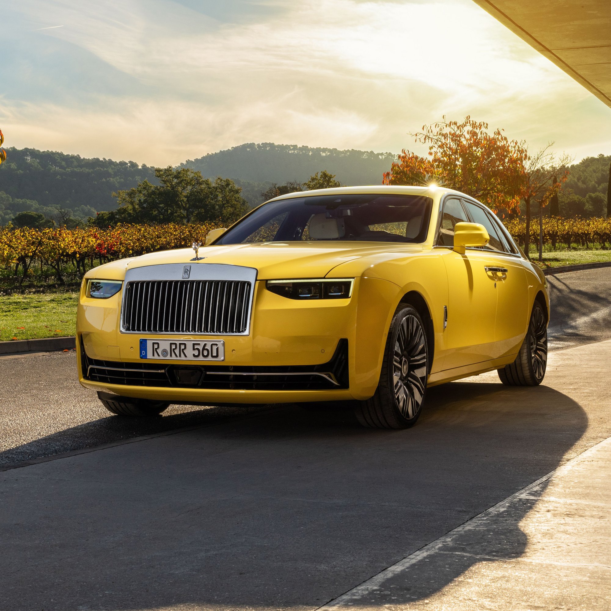 Желтый Rolls-Royce Ghost II спереди - Обои для Samsung/Xiaomi в разрешении 2000x2000