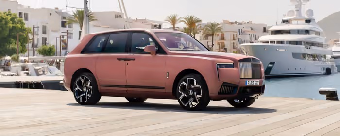 UltraWide 21:9 обои (2560x1080): Rolls-Royce Cullinan, Дух экстаза, яхта, роскошь