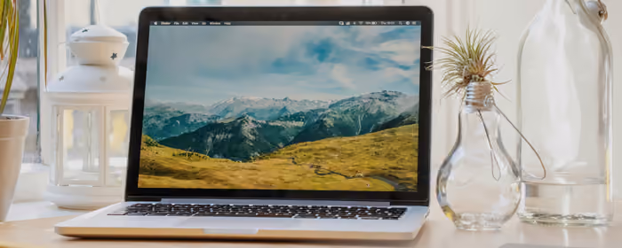 Рабочее место у окна фото для UltraWide мониторов 21:9 (3440x1440): рабочее место, Apple Macbook, ноутбук, современный дизайн