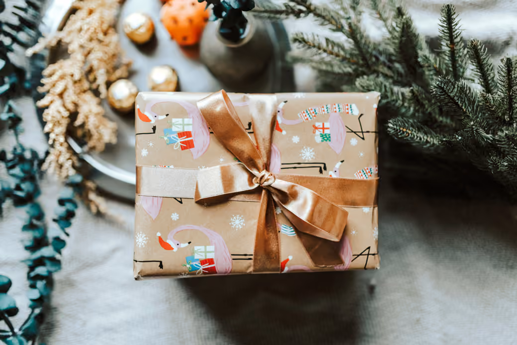 Christmas gift with ribbon — desktop and phone wallpaper, free download