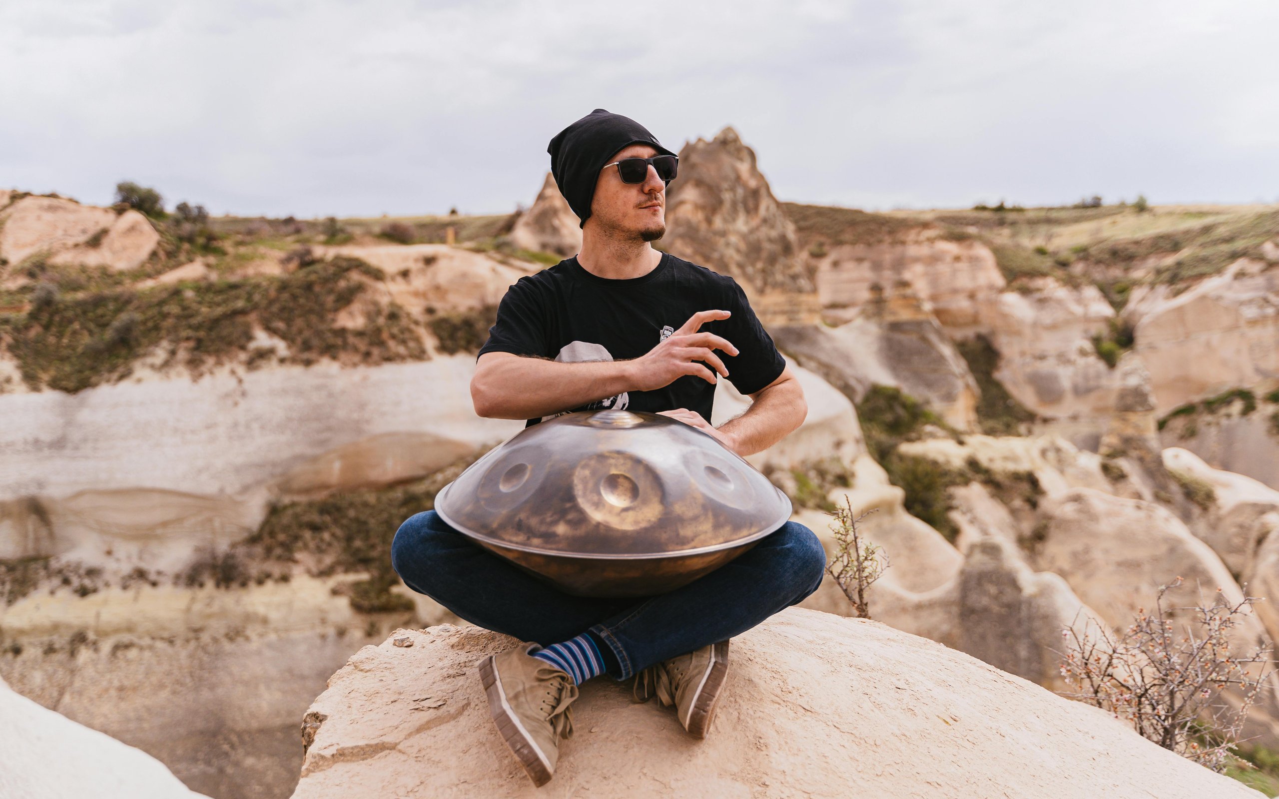 Man playing handpan - WQXGA and for Apple MacBook Air 13 wallpapers in 2560x1600 resolution