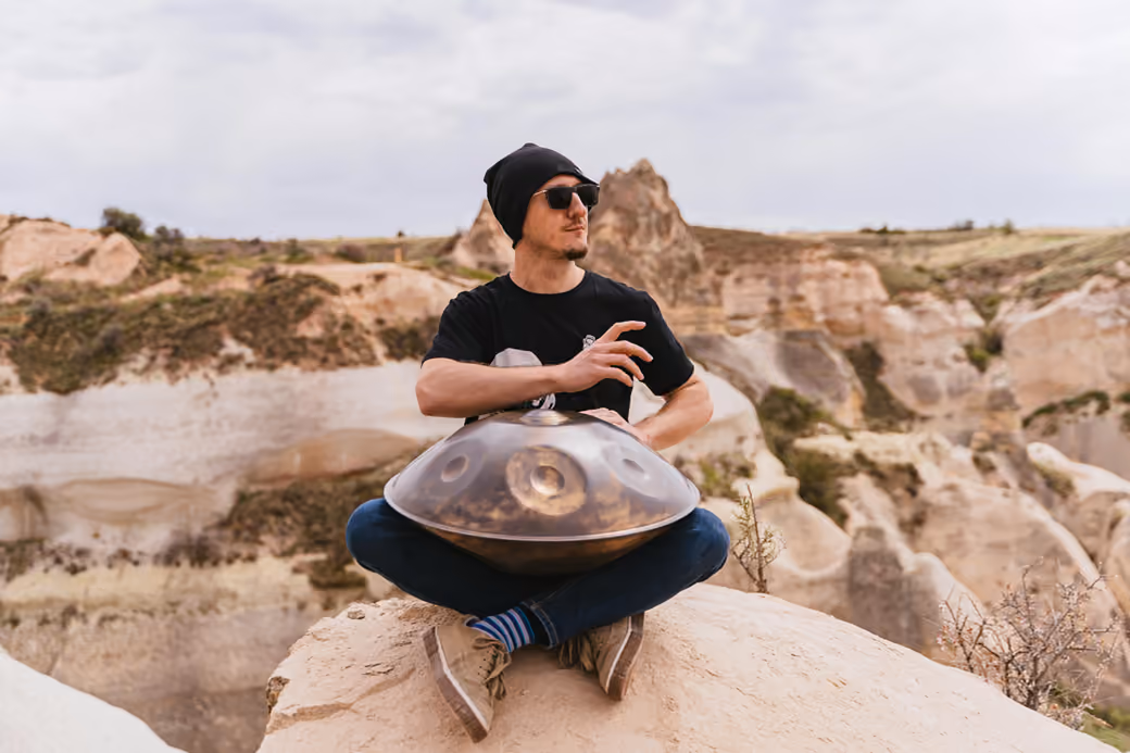 Man playing handpan - Wallpapers for Samsung in 360x740 resolution