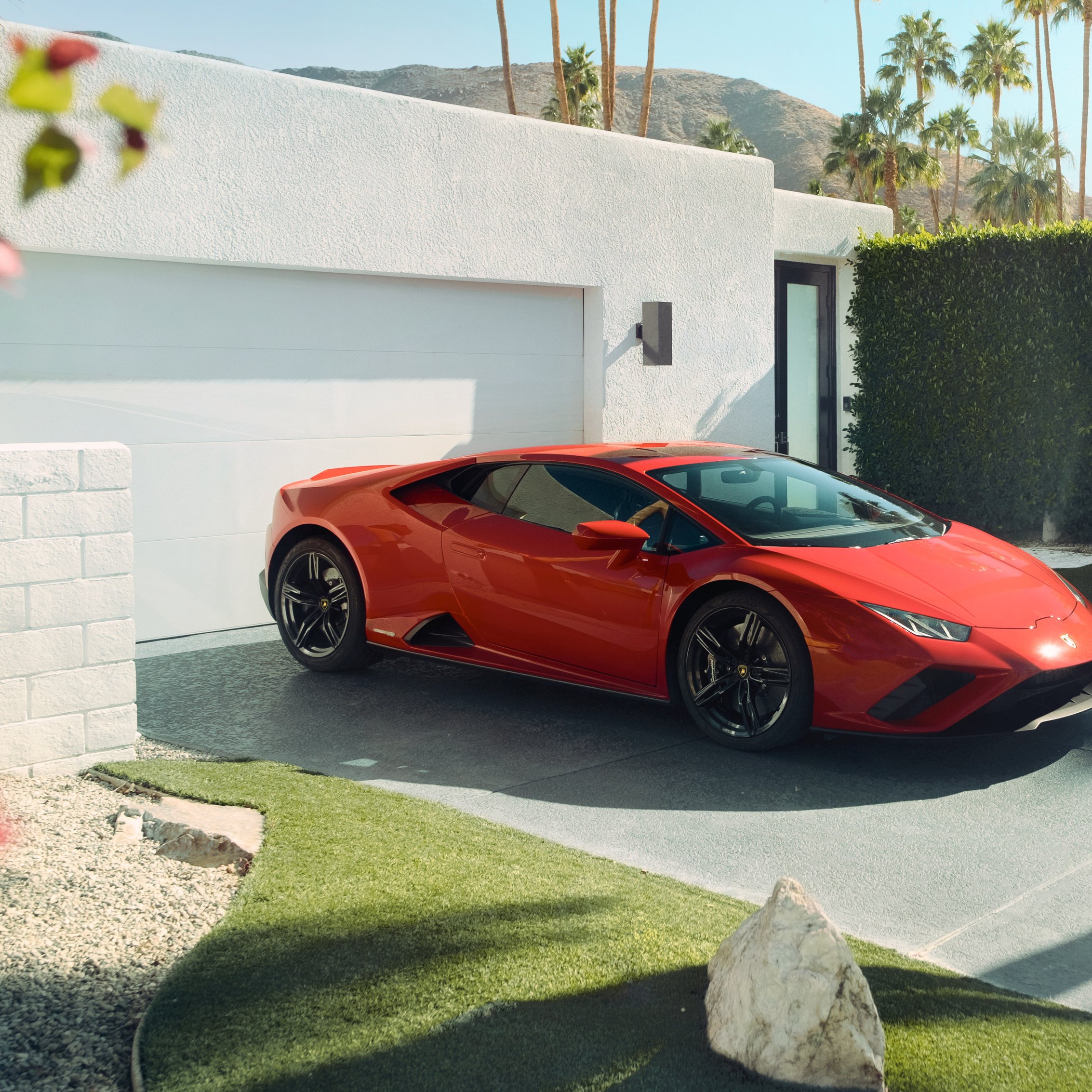 Red Lamborghini Huracán EVO on the side - Wallpapers for iPad mini 8.3″ in 2266x2266 resolution