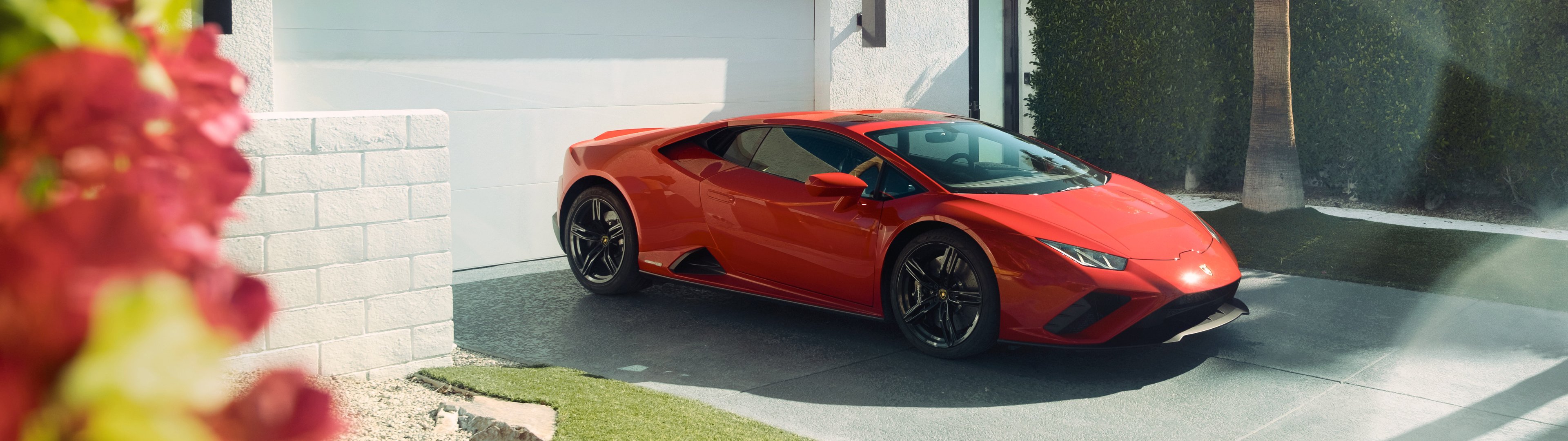 Red Lamborghini Huracán EVO on the side - UltraWide 32:9 wallpapers in 3840x1080 resolution