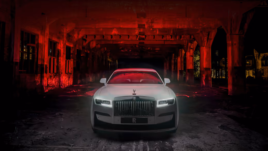 Rolls Royce Ghost в городском антураже - Обои для iPhone 14 Pro/15 Pro в разрешении 1179x2556