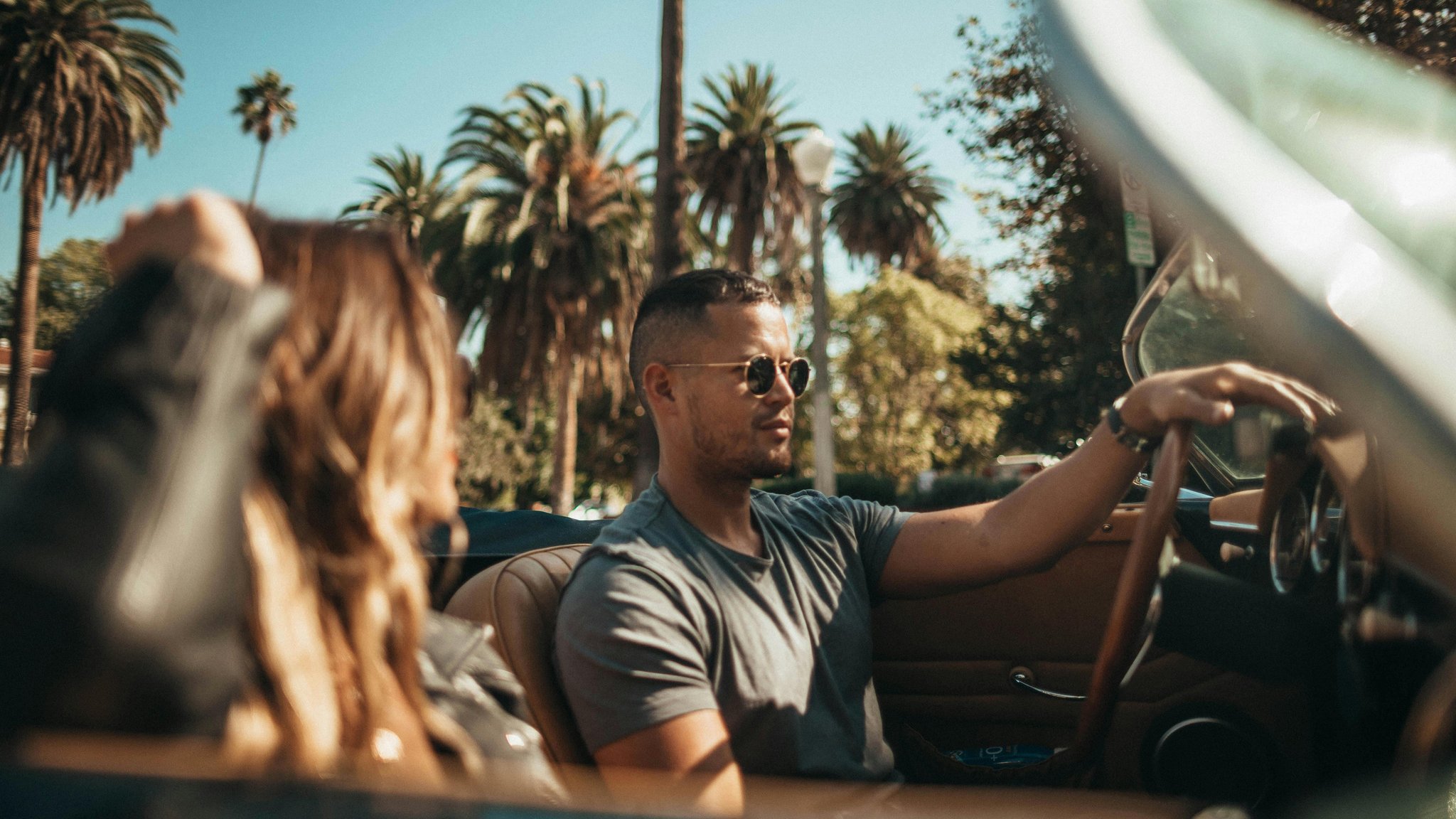 Couple in a convertible - QWXGA wallpapers in 2048x1152 resolution