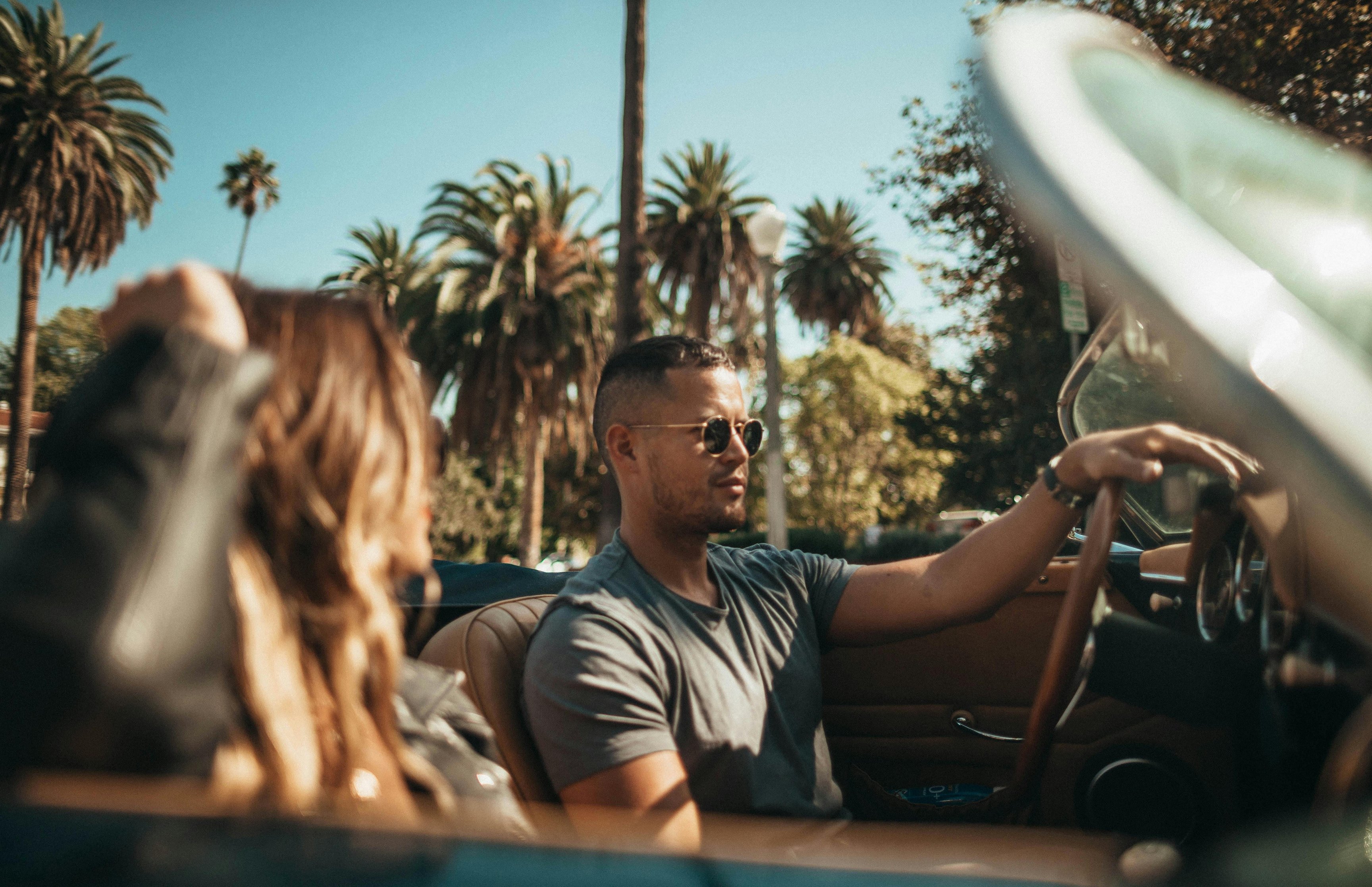 Couple in a convertible - Wallpapers for Apple MacBook 16.2″ in 3456x2234 resolution