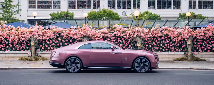 Обои уличный фонарь для двух мониторов (7680x2160): Rolls-Royce Spectre, купе, цветы, розы