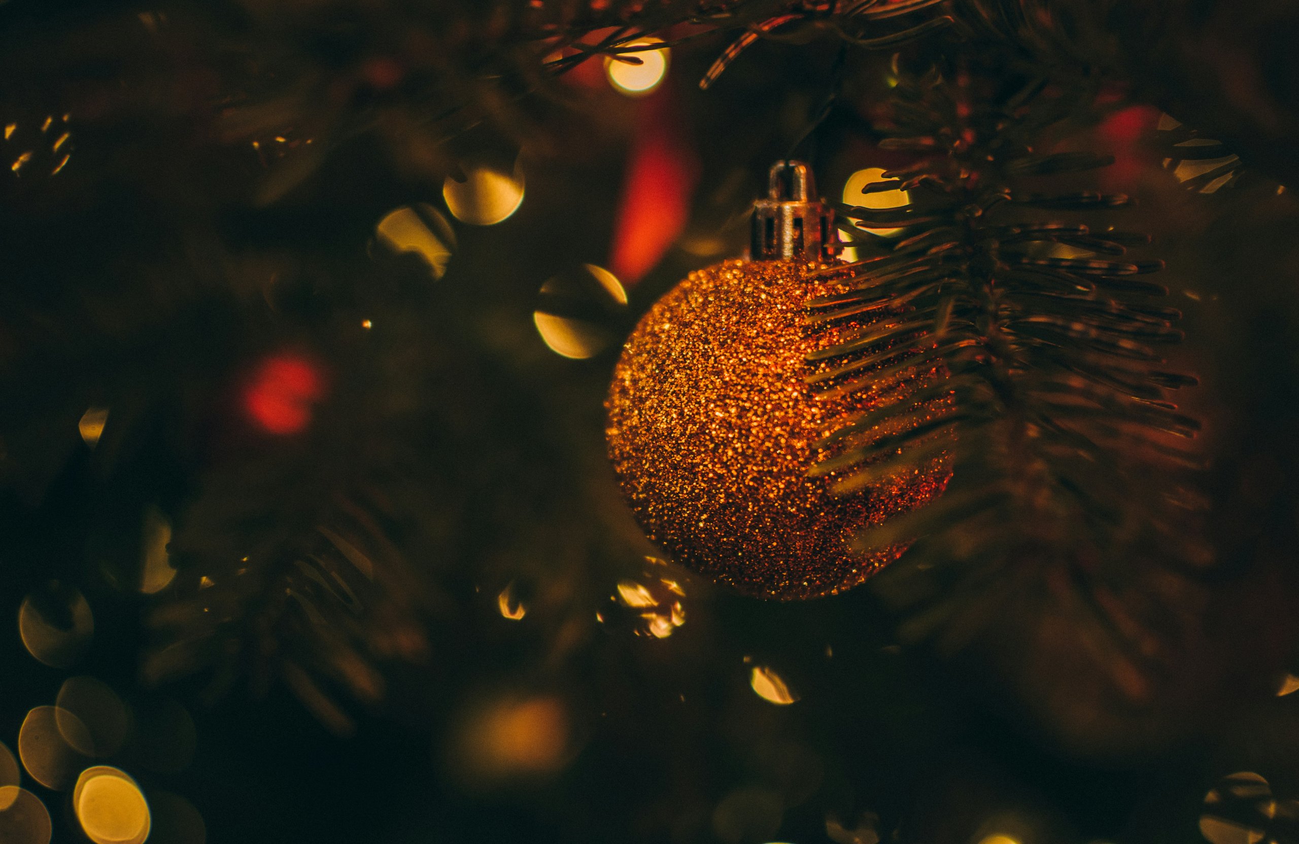 Golden New Years ball on a branch - Wallpapers for Apple MacBook Air 13 M2″ in 2560x1664 resolution