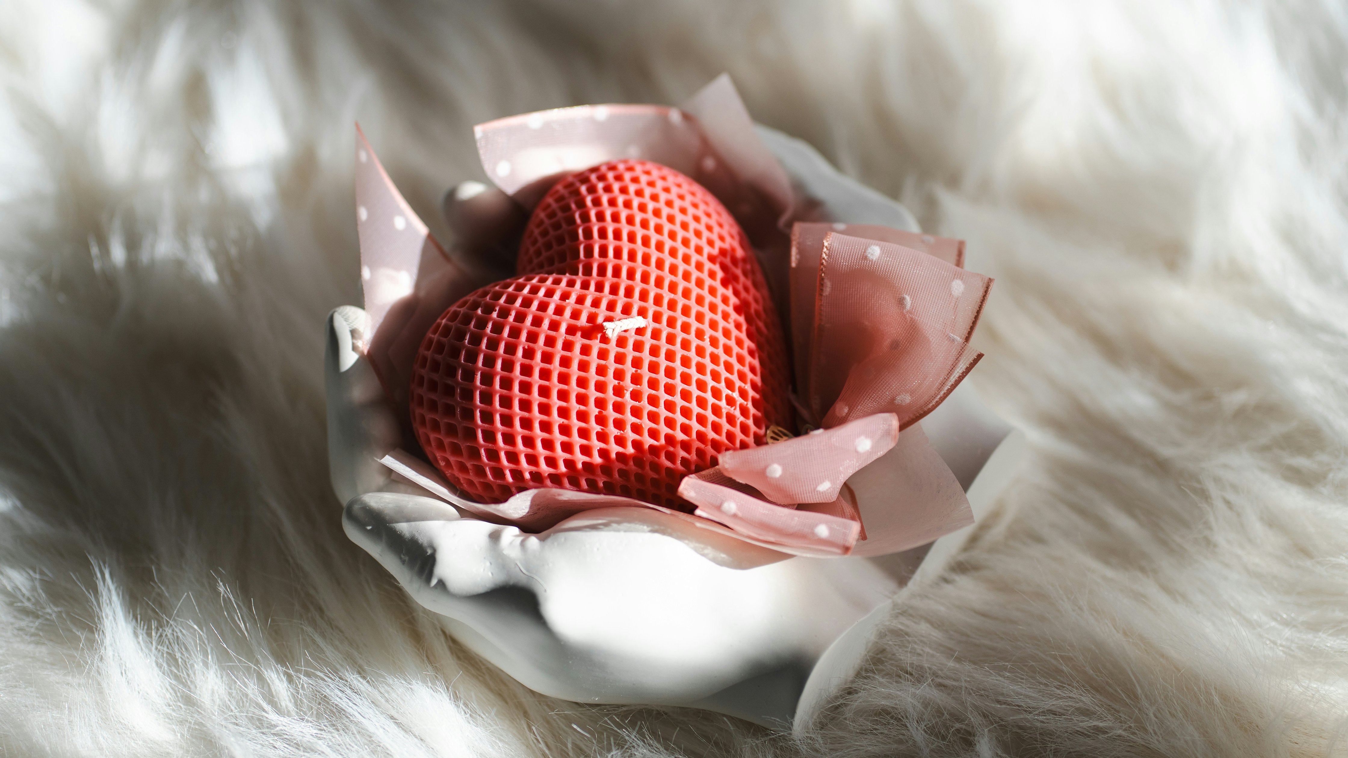 Red heart candle - Wallpapers for Apple iMac 24″ in 4480x2520 resolution