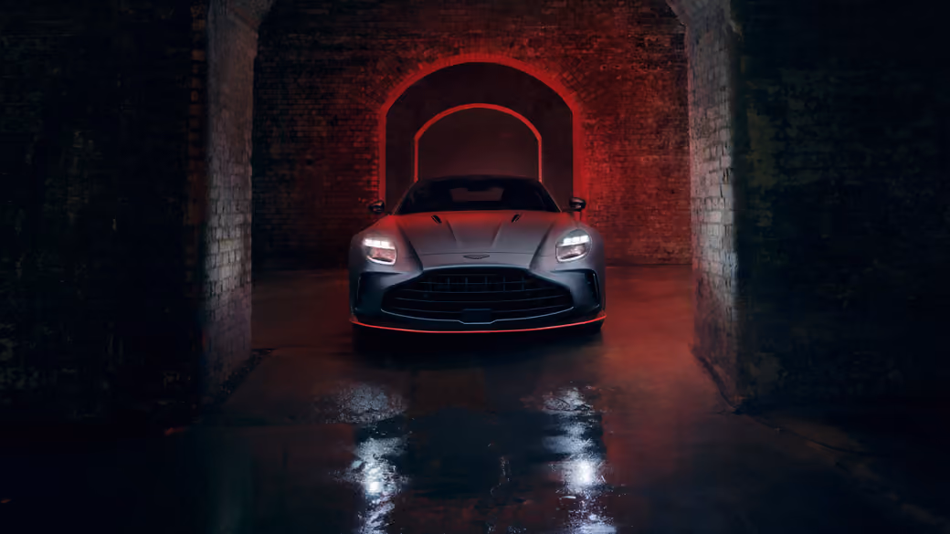 Серый Aston Martin Vantage S — обои на рабочий стол и телефон