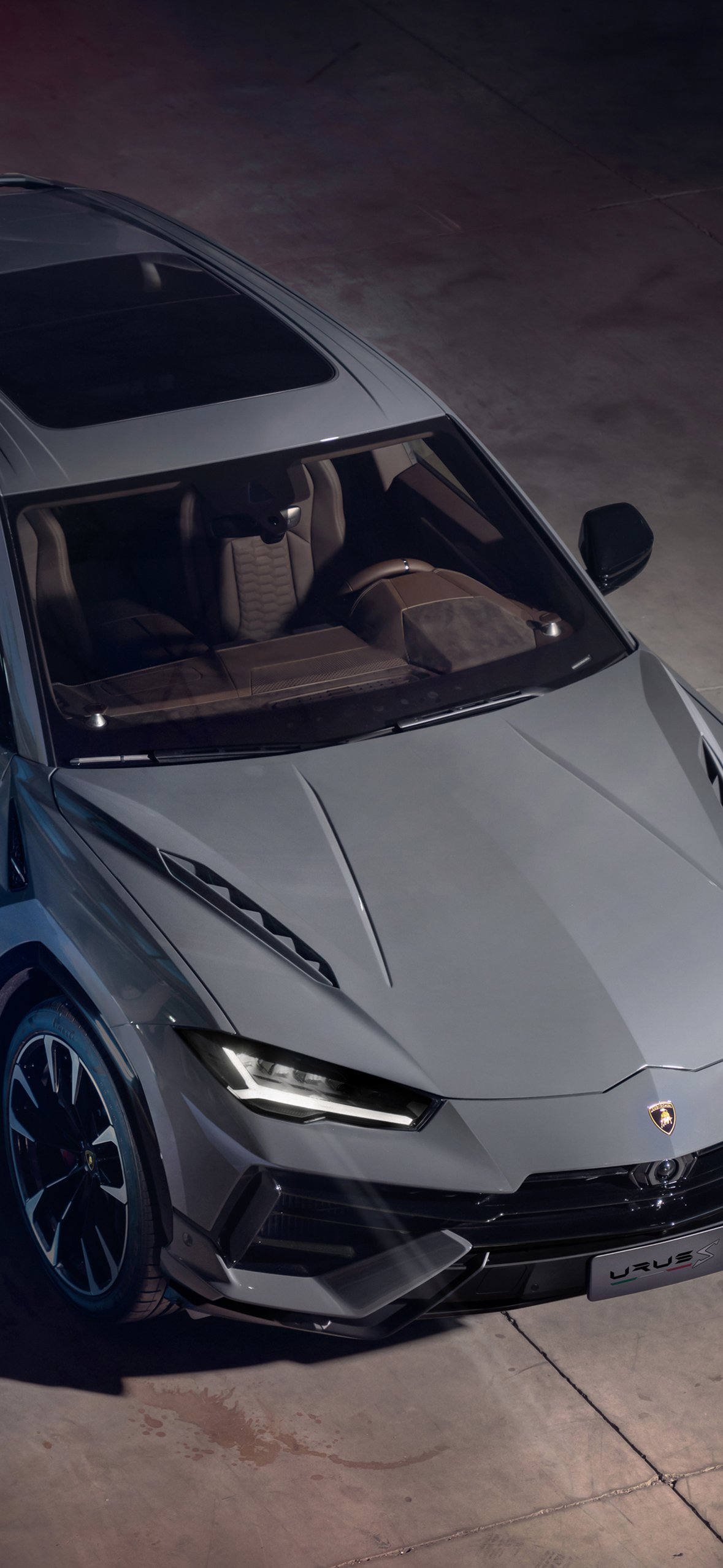 Lamborghini Urus S in modern parking garage - Wallpapers for iPhone 14 Pro/15 Pro in 1179x2556 resolution