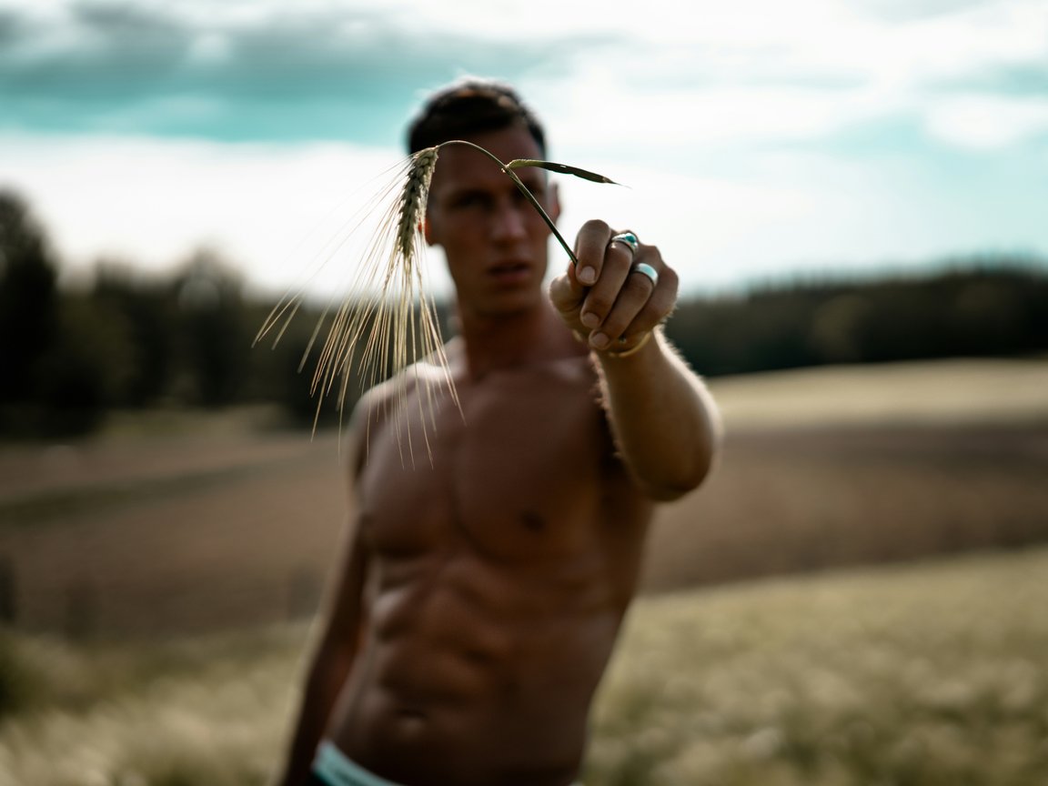 Muscular man - XGA+ wallpapers in 1152x864 resolution