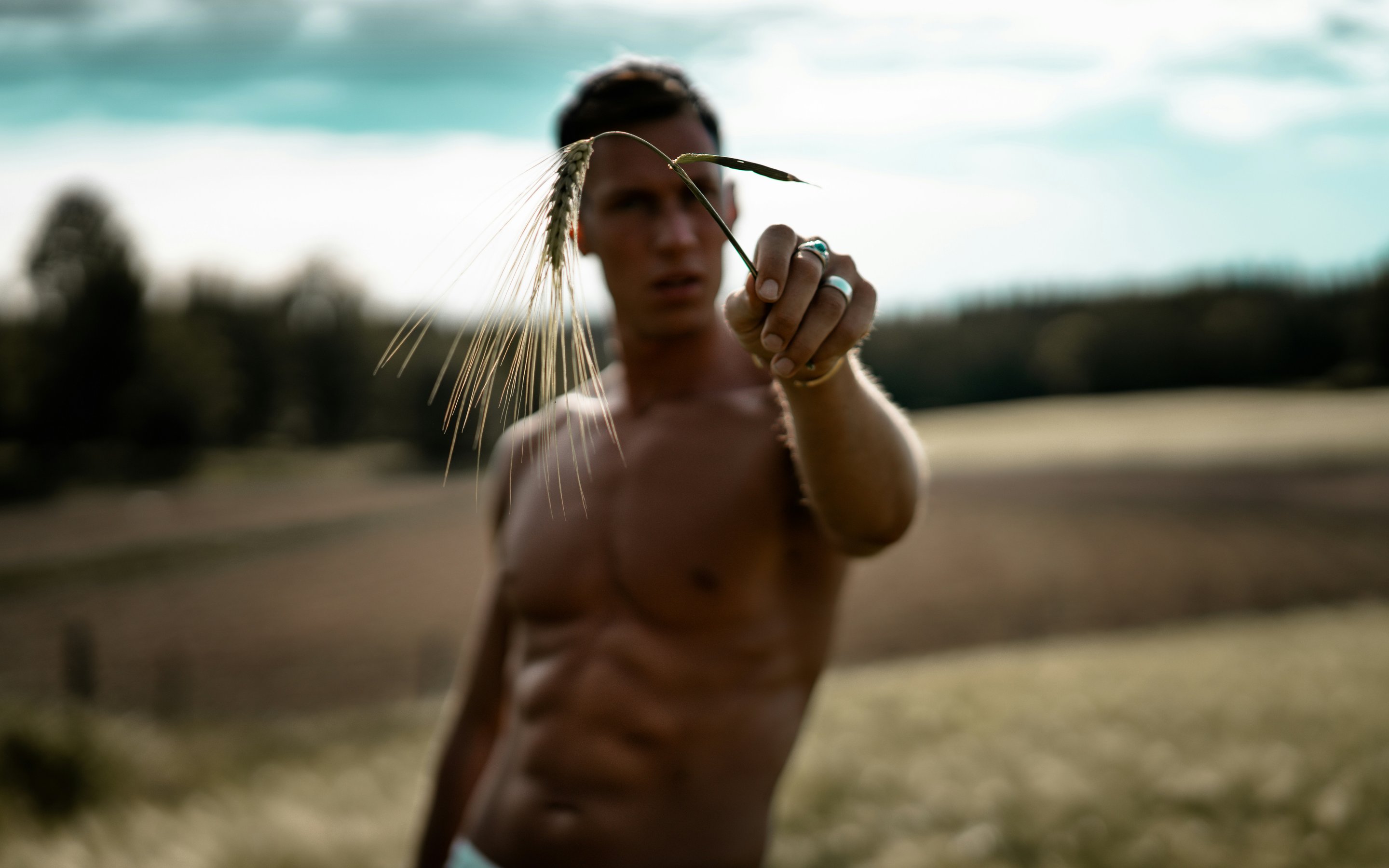 Muscular man - Wallpapers for Apple MacBook 15″ in 2880x1800 resolution