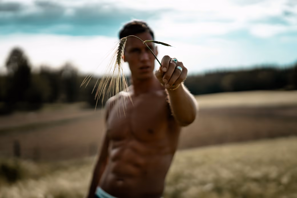 Muscular man - XVGA wallpapers in 1024x768 resolution