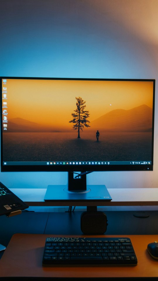 Современное рабочее место с ноутбуком - Обои для Samsung, HTC, Sony в разрешении 540x960
