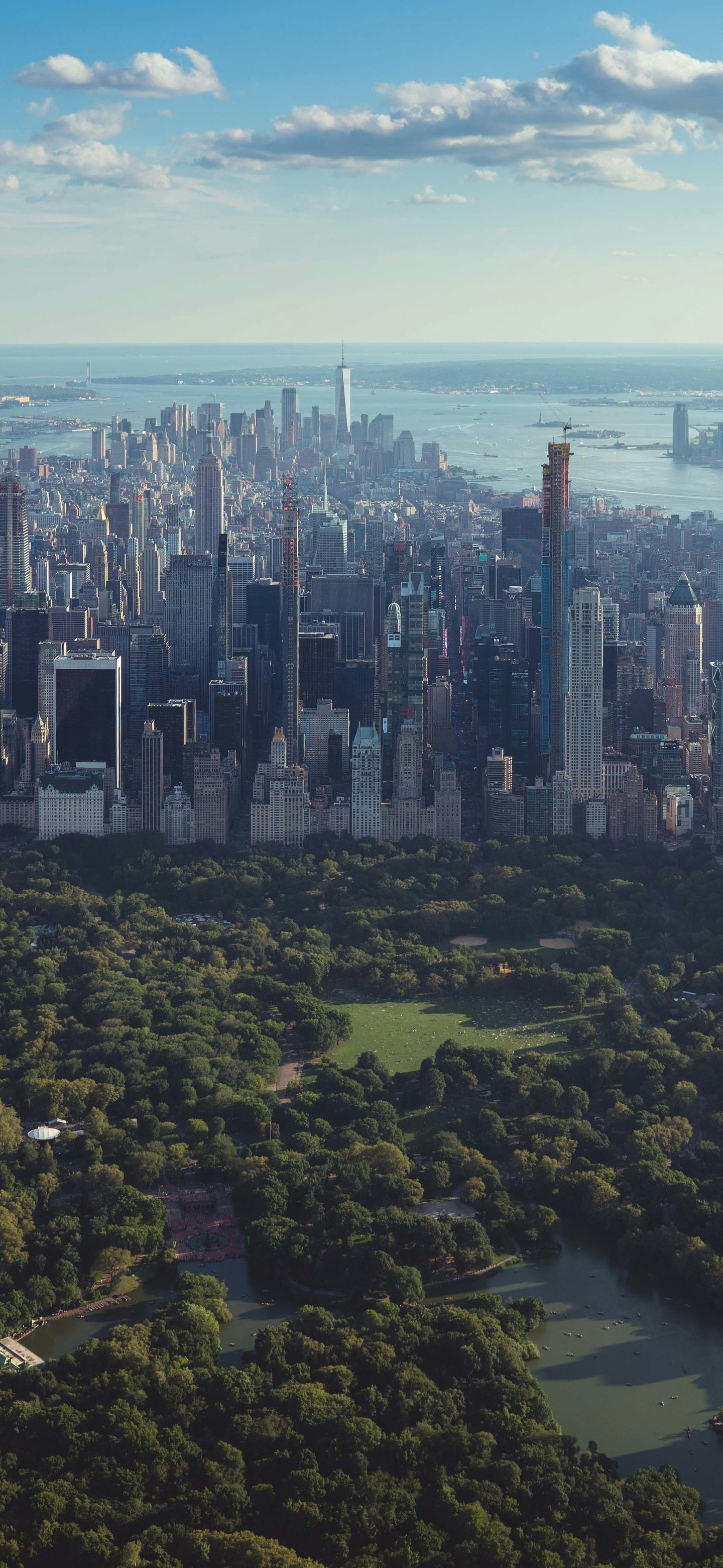 Central Park surrounded by NYC skyline - Wallpapers for Samsung Galaxy S24/S24 Ultra/S25 Ultra/S25+/S26 Ultra in 1440x3120 resolution
