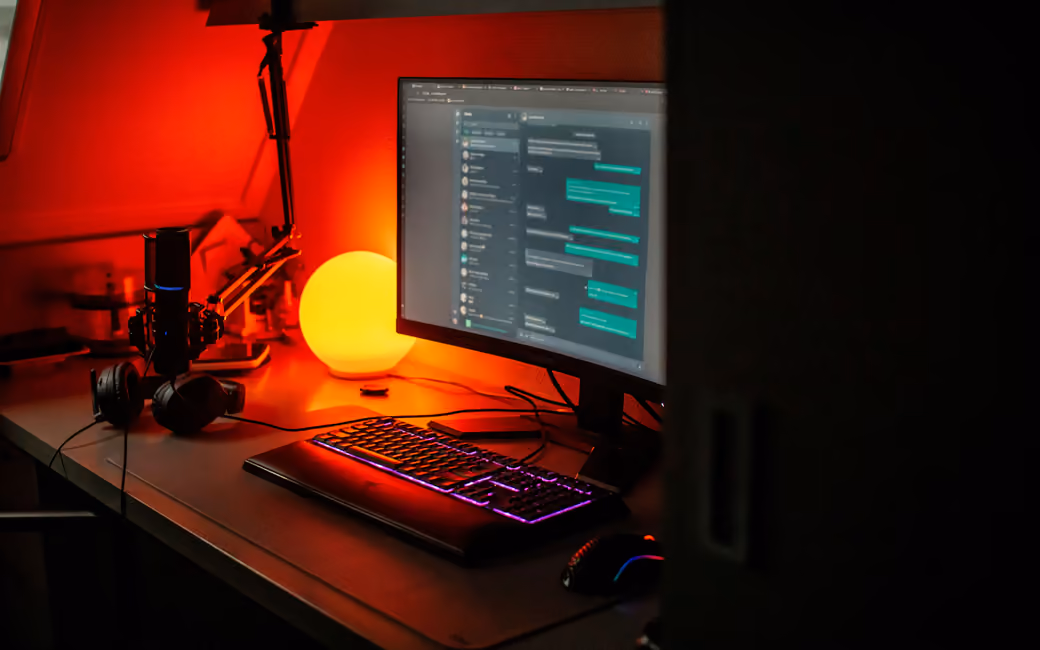Streamers workplace — desktop and phone wallpaper, free download