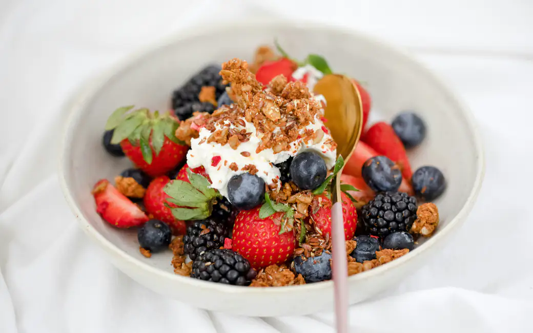 Breakfast food - berries and granola — desktop and phone wallpaper, free download