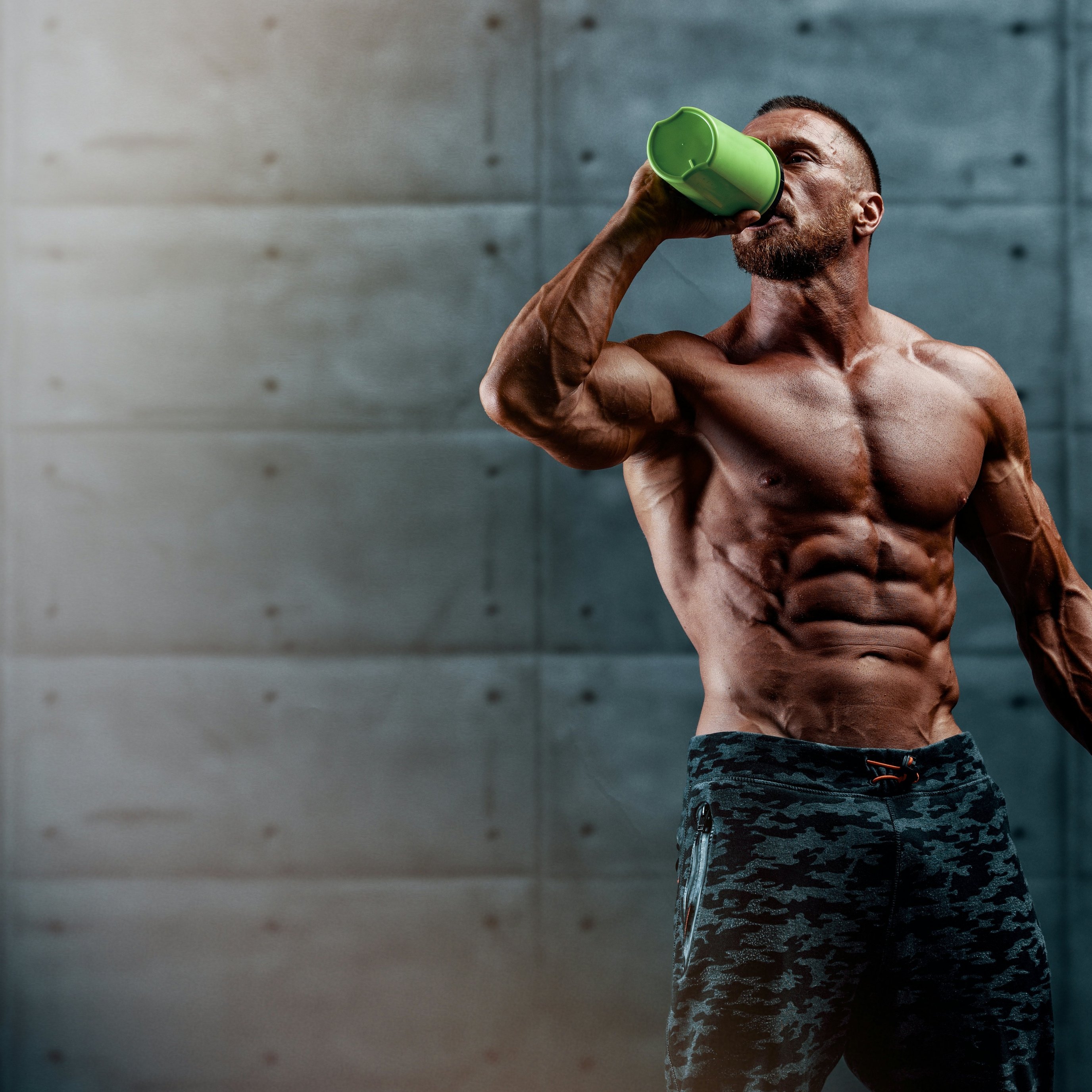 Muscular bodybuilder drinking shake - Wallpapers for iPad Pro 13″ in 2752x2752 resolution