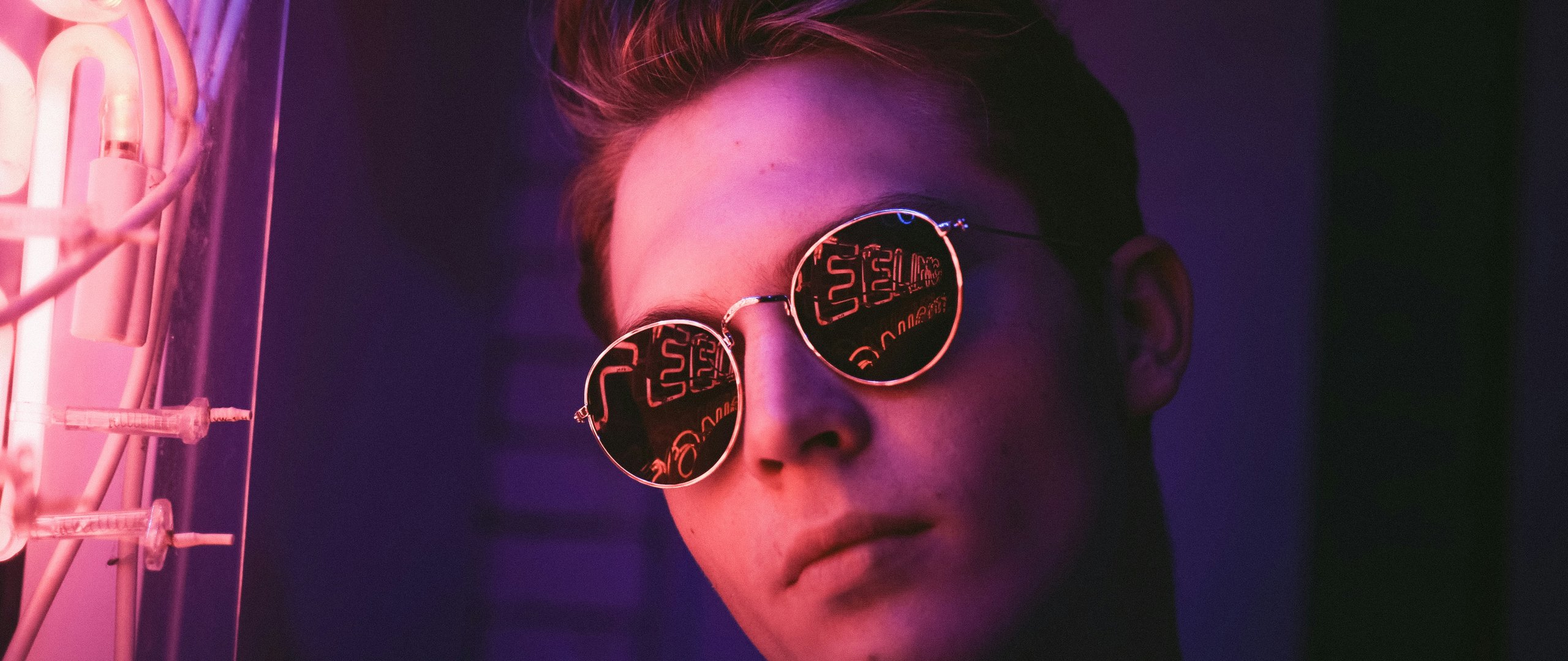 Man wearing reflective sunglasses neon - UltraWide 21:9 wallpapers in 2560x1080 resolution