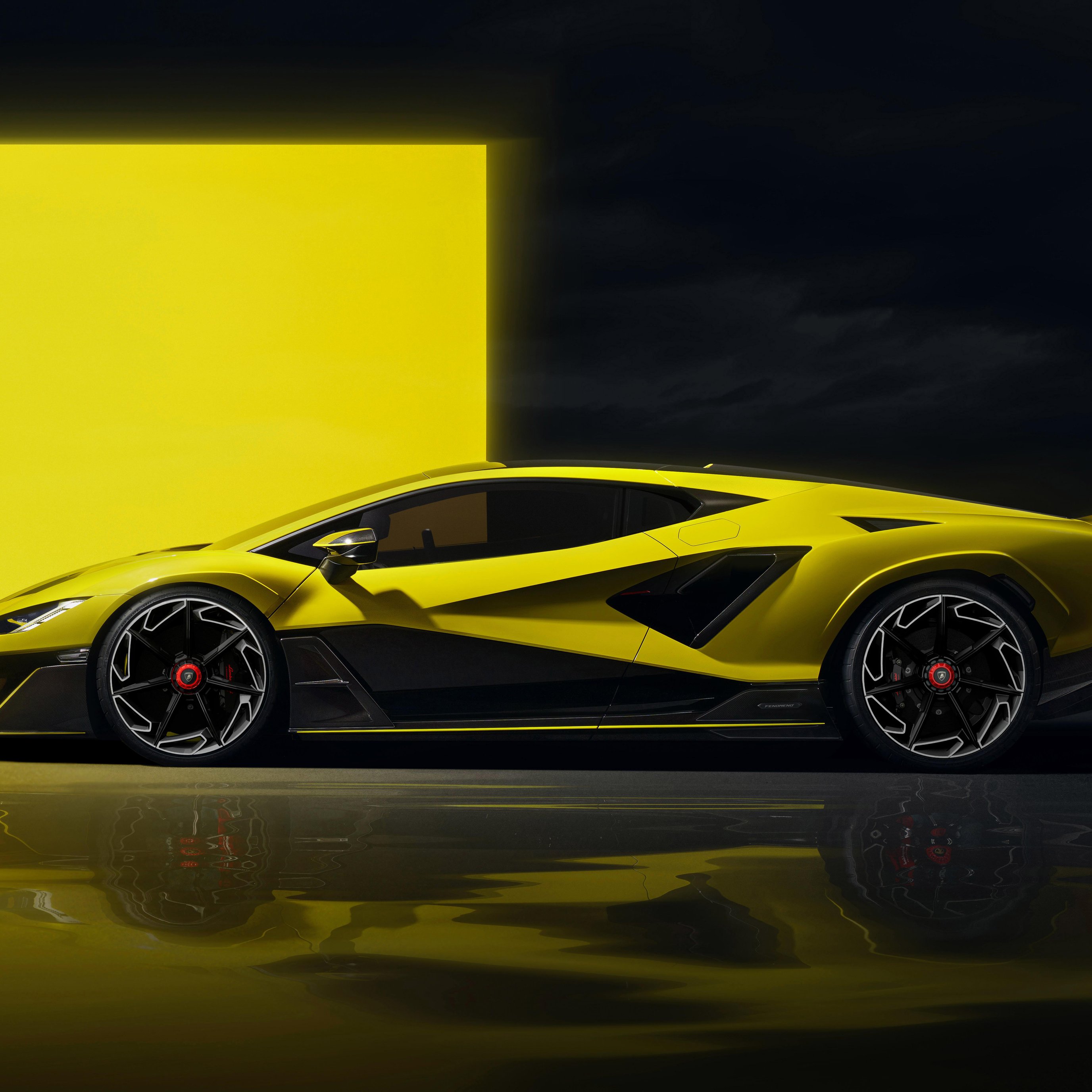 Lamborghini Fenomeno вид сбоку - Обои для iPad Pro 13″ в разрешении 2752x2752