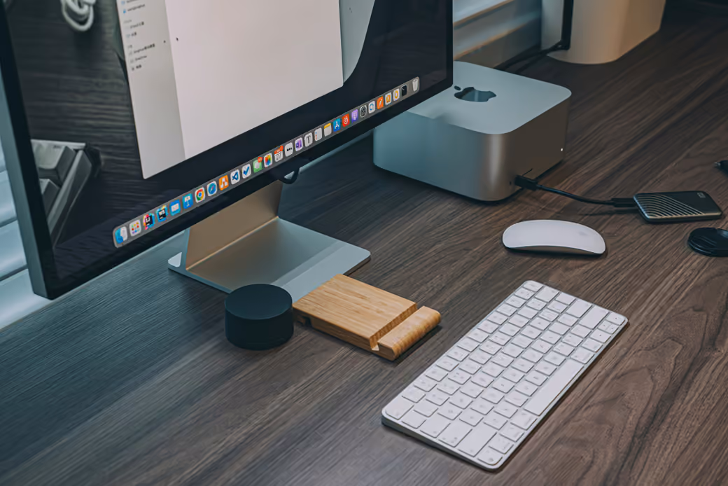 Рабочее место с Apple iMac и Mac Mini - UltraWide 32:9 обои в разрешении 5120x1440