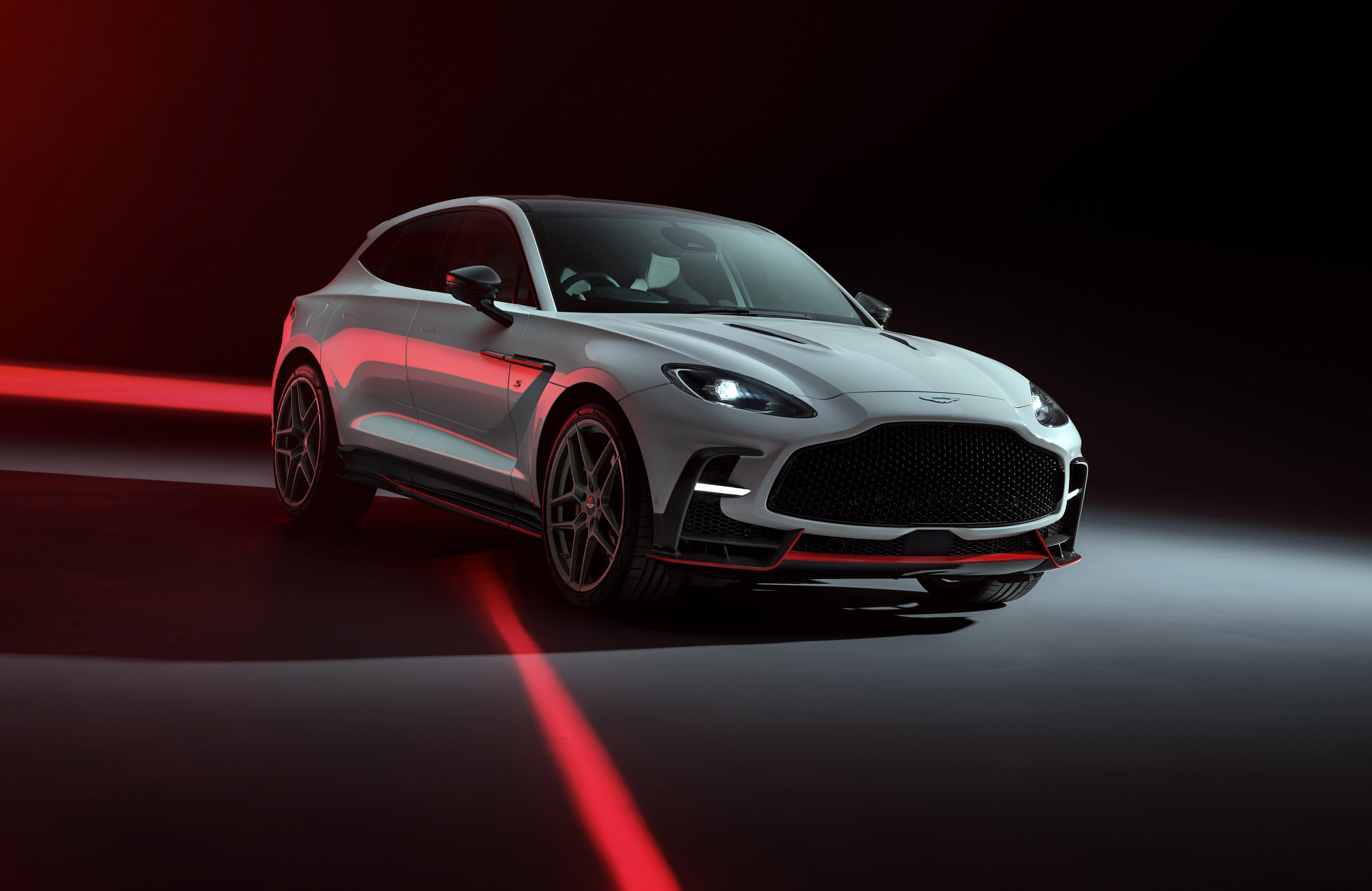 Aston Martin DBX S 2025 front view - Wallpapers for Apple MacBook 14.2″ in 3024x1964 resolution
