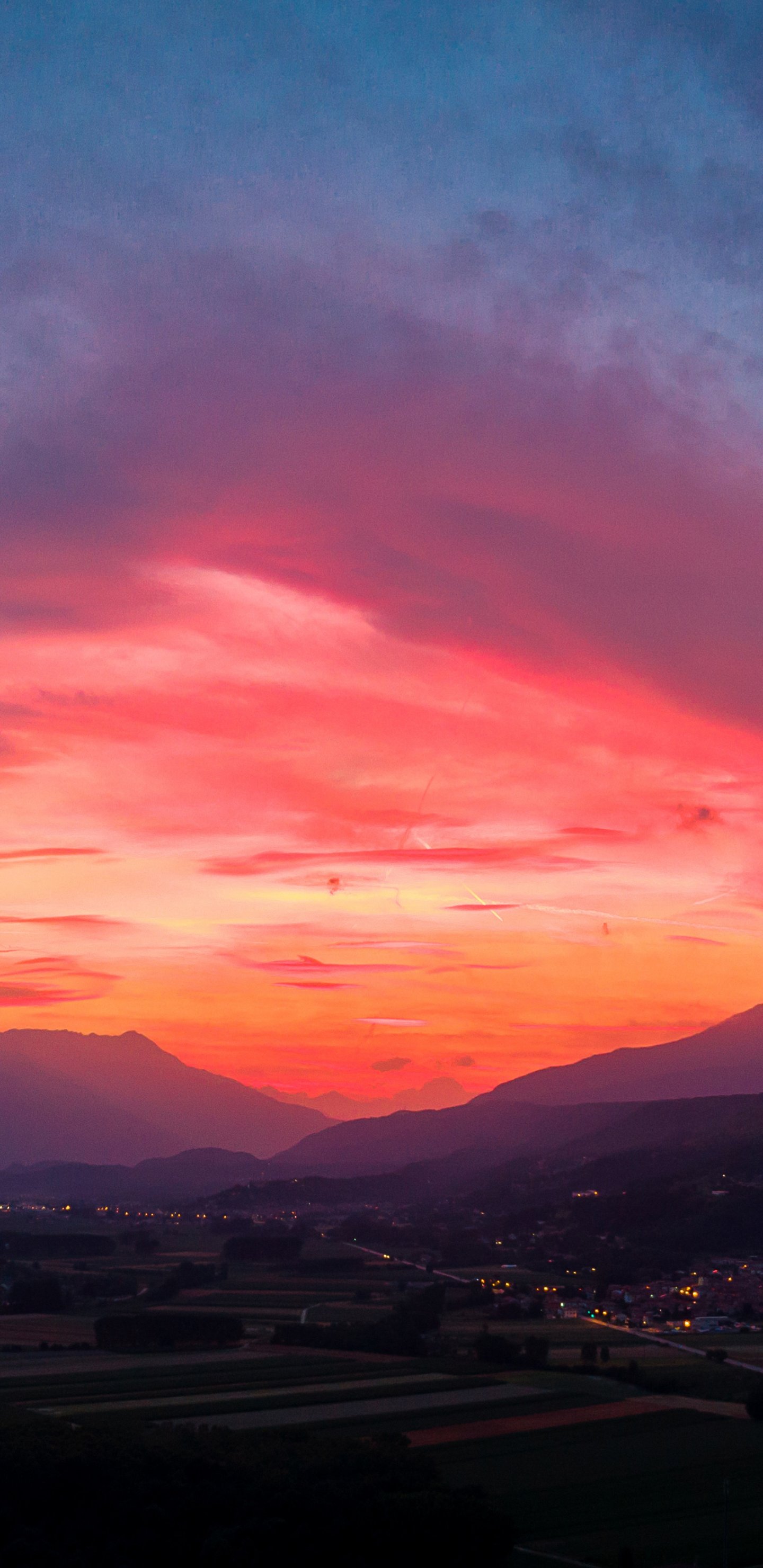 Bright red sunset in the mountains - Wallpapers for Samsung Galaxy S8/S8+/Note 8/S9/S9+/Note 9 in 1440x2960 resolution