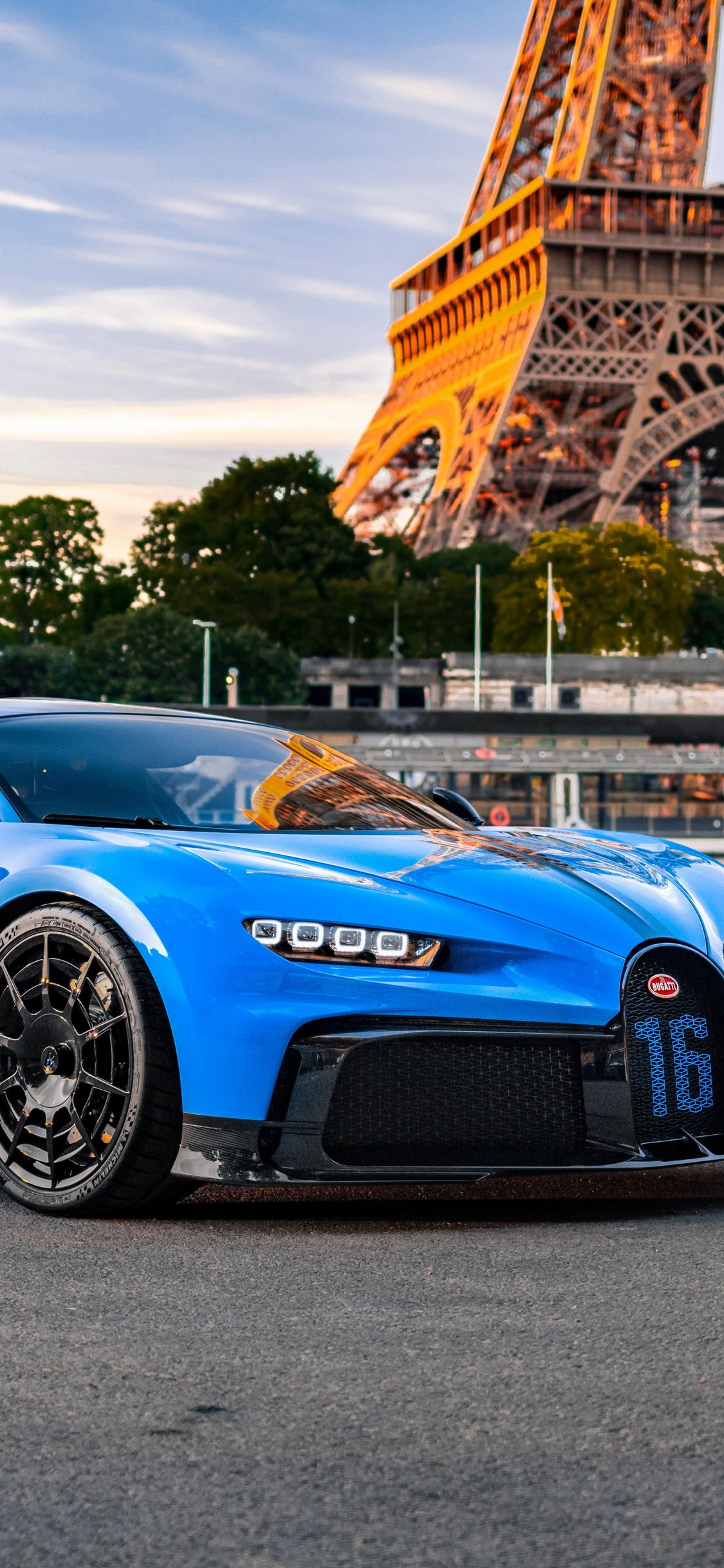 Blue Bugatti Chiron near Eiffel Tower - Wallpapers for iPhone X/XS/11 Pro in 1125x2436 resolution
