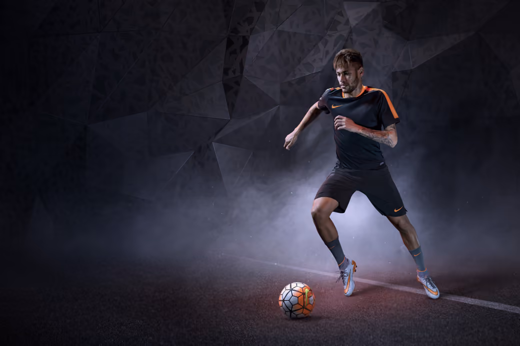 Неймар в чёрной форме Nike - Обои для Xiaomi 15 в разрешении 1200x2670